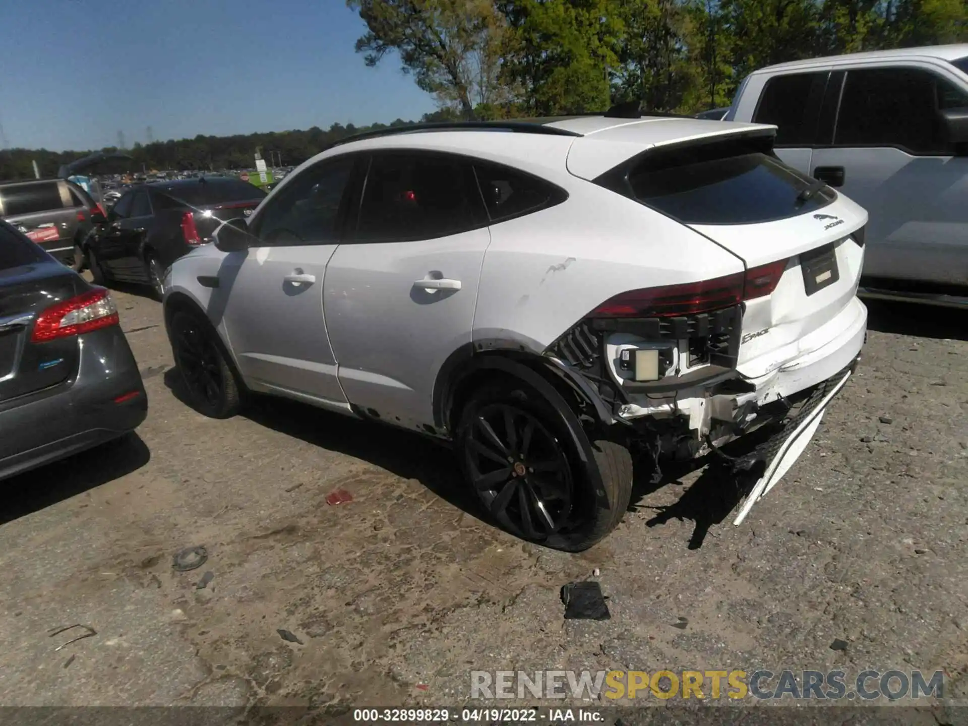 3 Photograph of a damaged car SADFL2GX8L1Z90138 JAGUAR E-PACE 2020