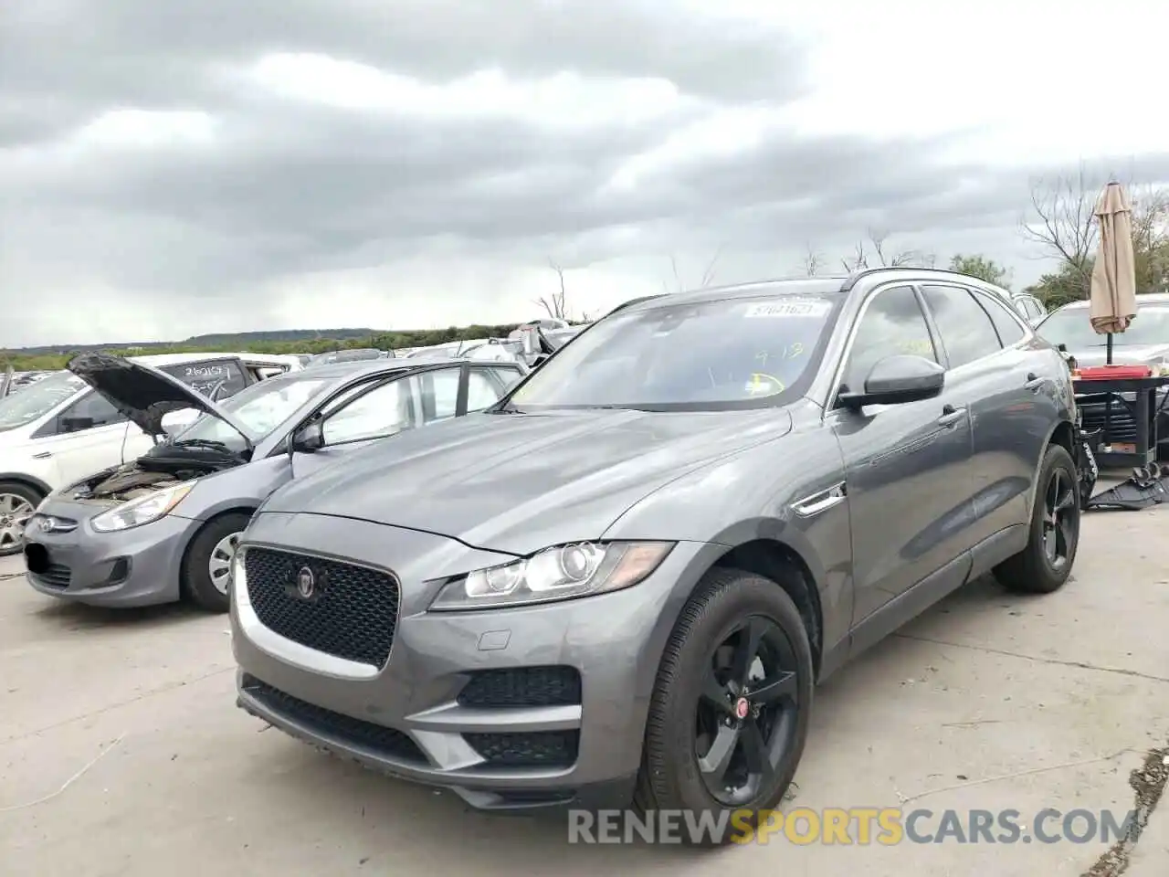 2 Фотография поврежденного автомобиля SADCJ2FX2KA601180 JAGUAR F-PACE 2019