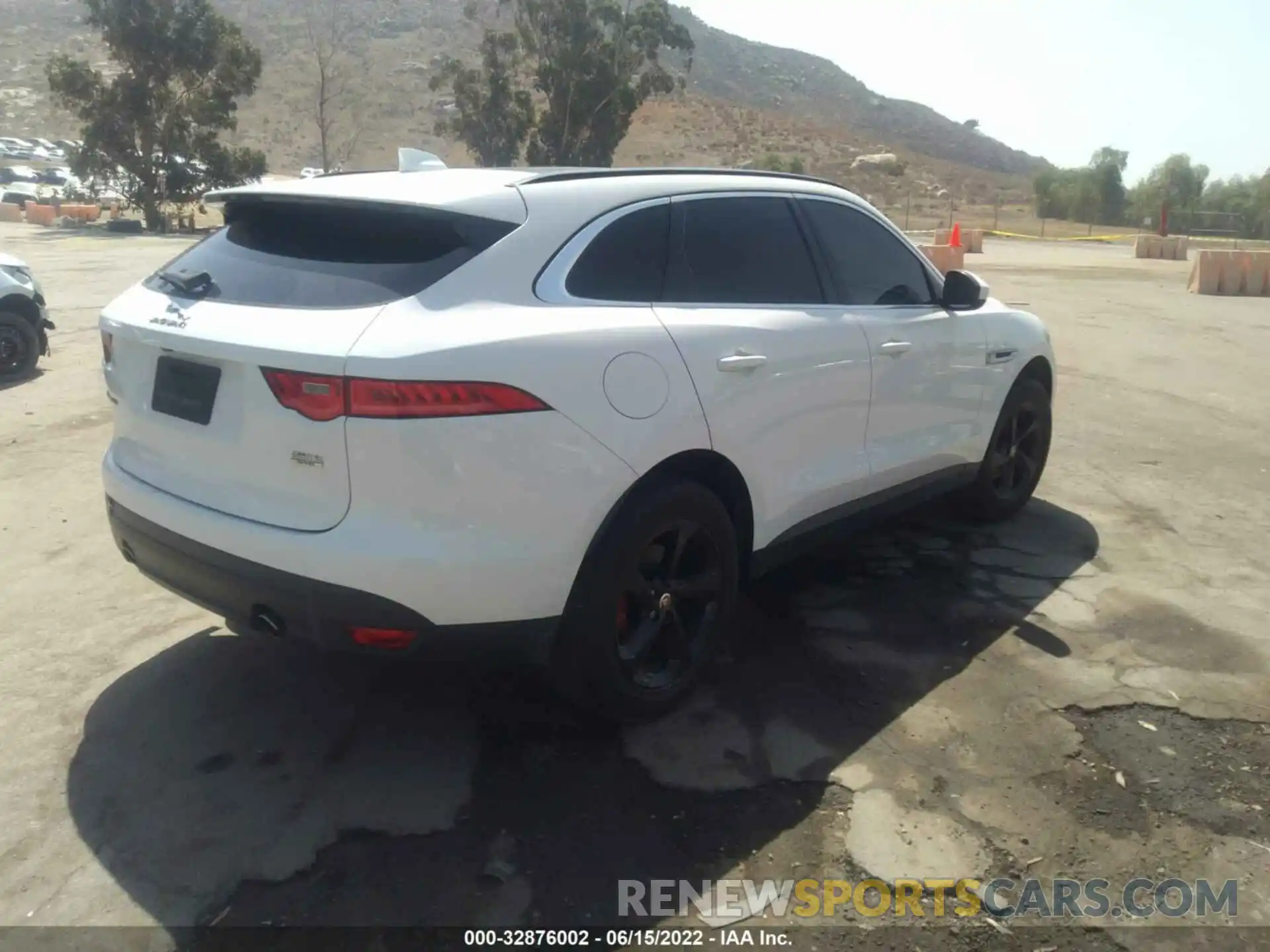 4 Photograph of a damaged car SADCJ2FX4KA392072 JAGUAR F-PACE 2019