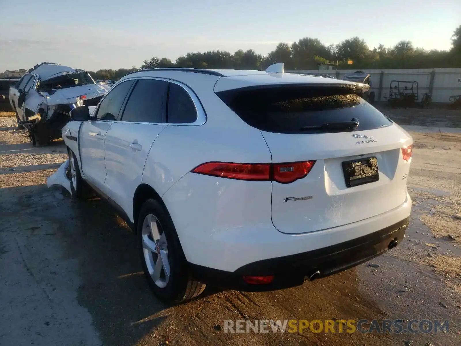 3 Фотография поврежденного автомобиля SADCJ2FXXKA358735 JAGUAR F-PACE 2019