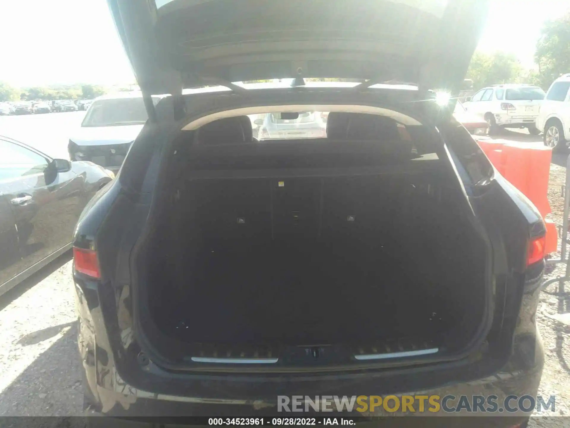 8 Photograph of a damaged car SADCS2FX4KA601677 JAGUAR F-PACE 2019