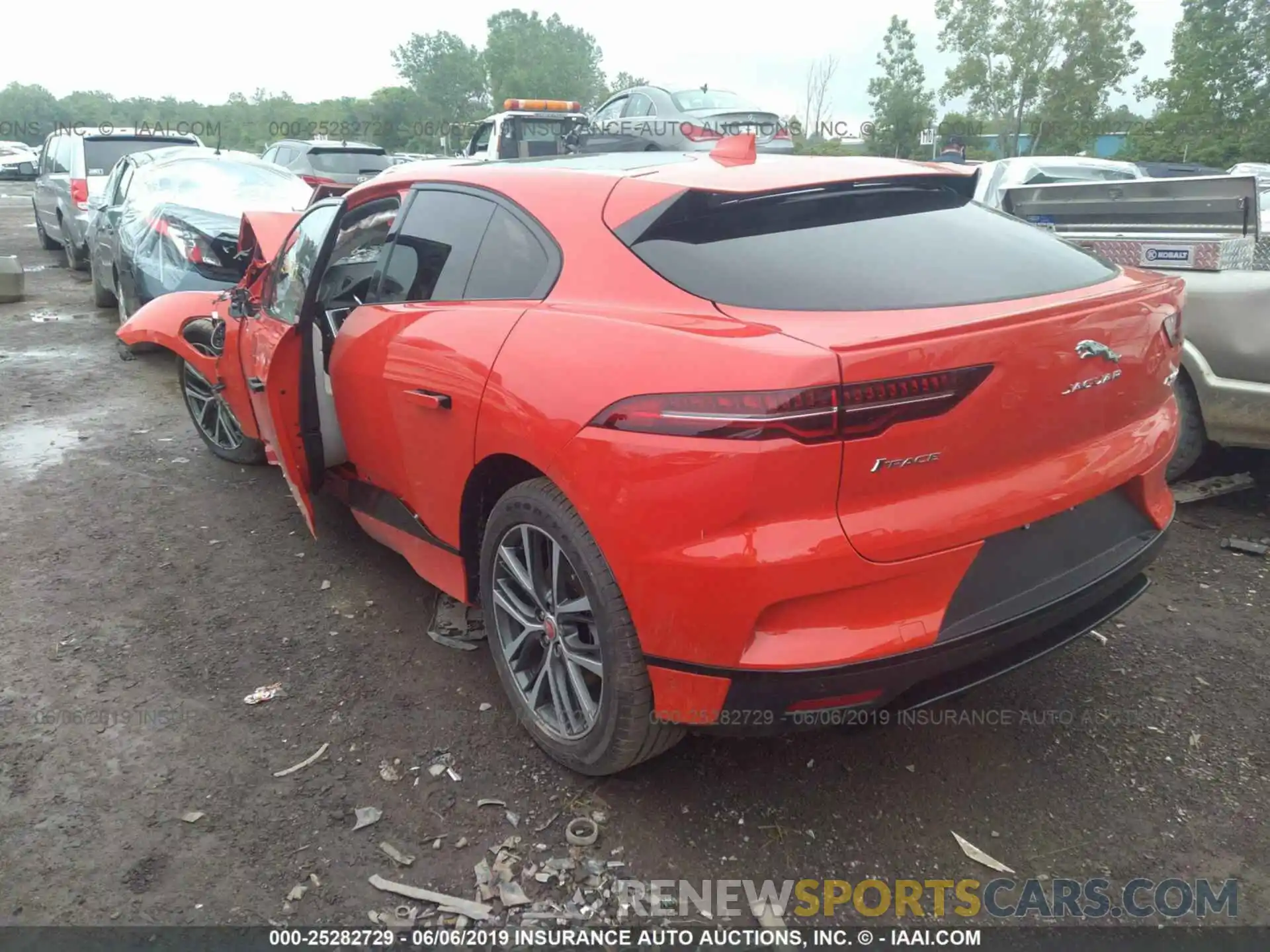 3 Photograph of a damaged car SADHD2S18K1F62273 JAGUAR I-PACE 2019