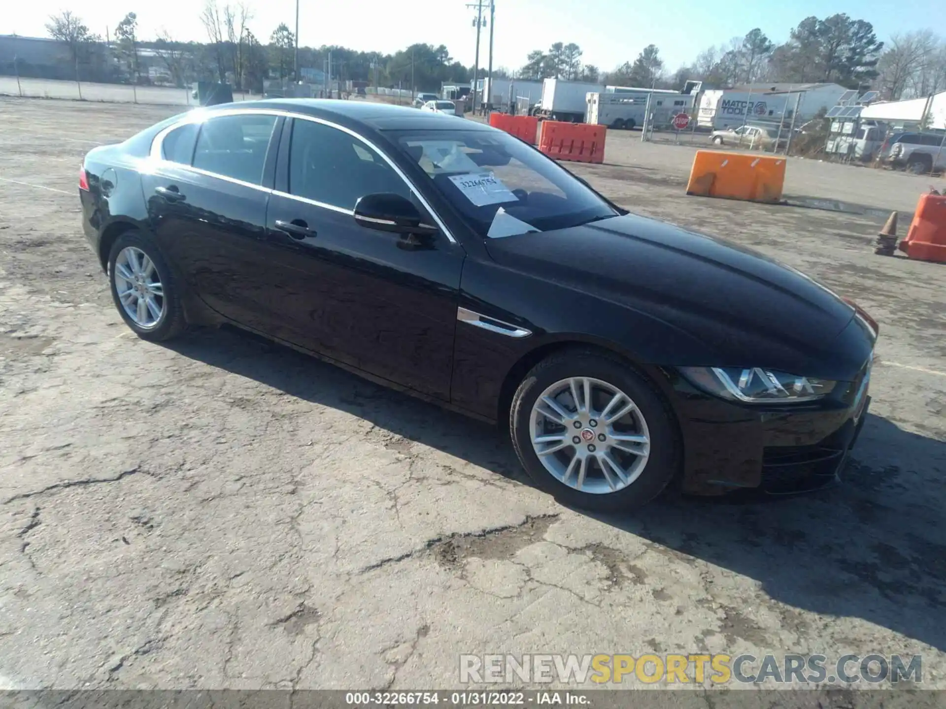 1 Фотография поврежденного автомобиля SAJAD4FX0KCP51168 JAGUAR XE 2019