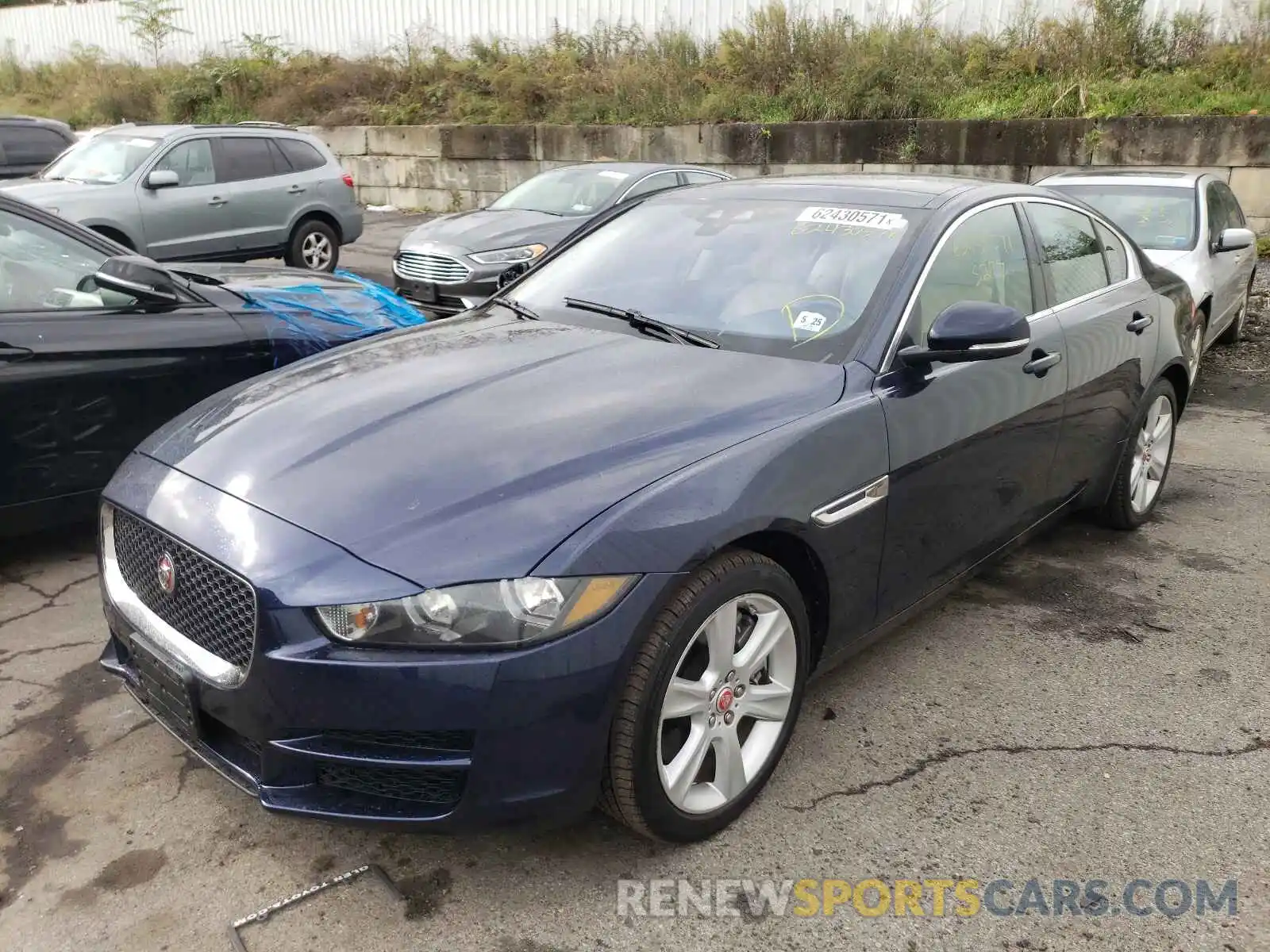 2 Фотография поврежденного автомобиля SAJAJ4GX9KCP43979 JAGUAR XE 2019