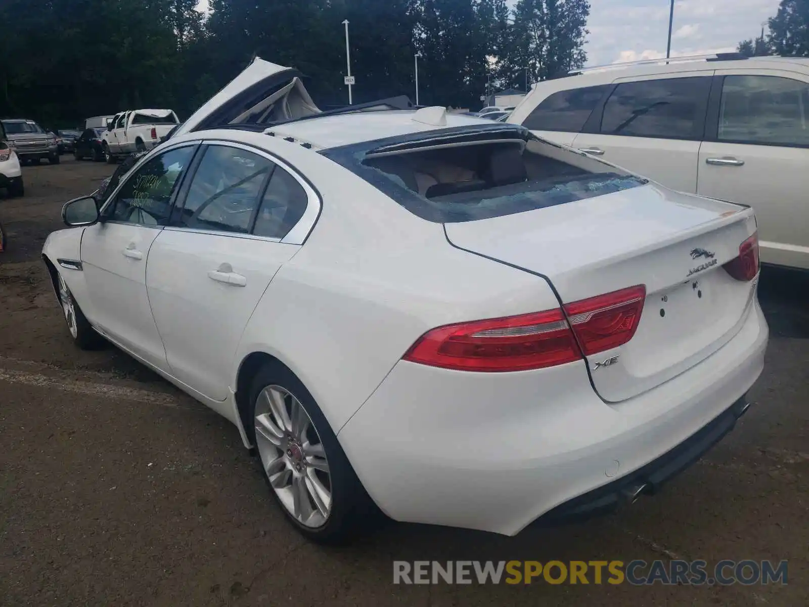 3 Фотография поврежденного автомобиля SAJAR4FX8KCP52232 JAGUAR XE 2019