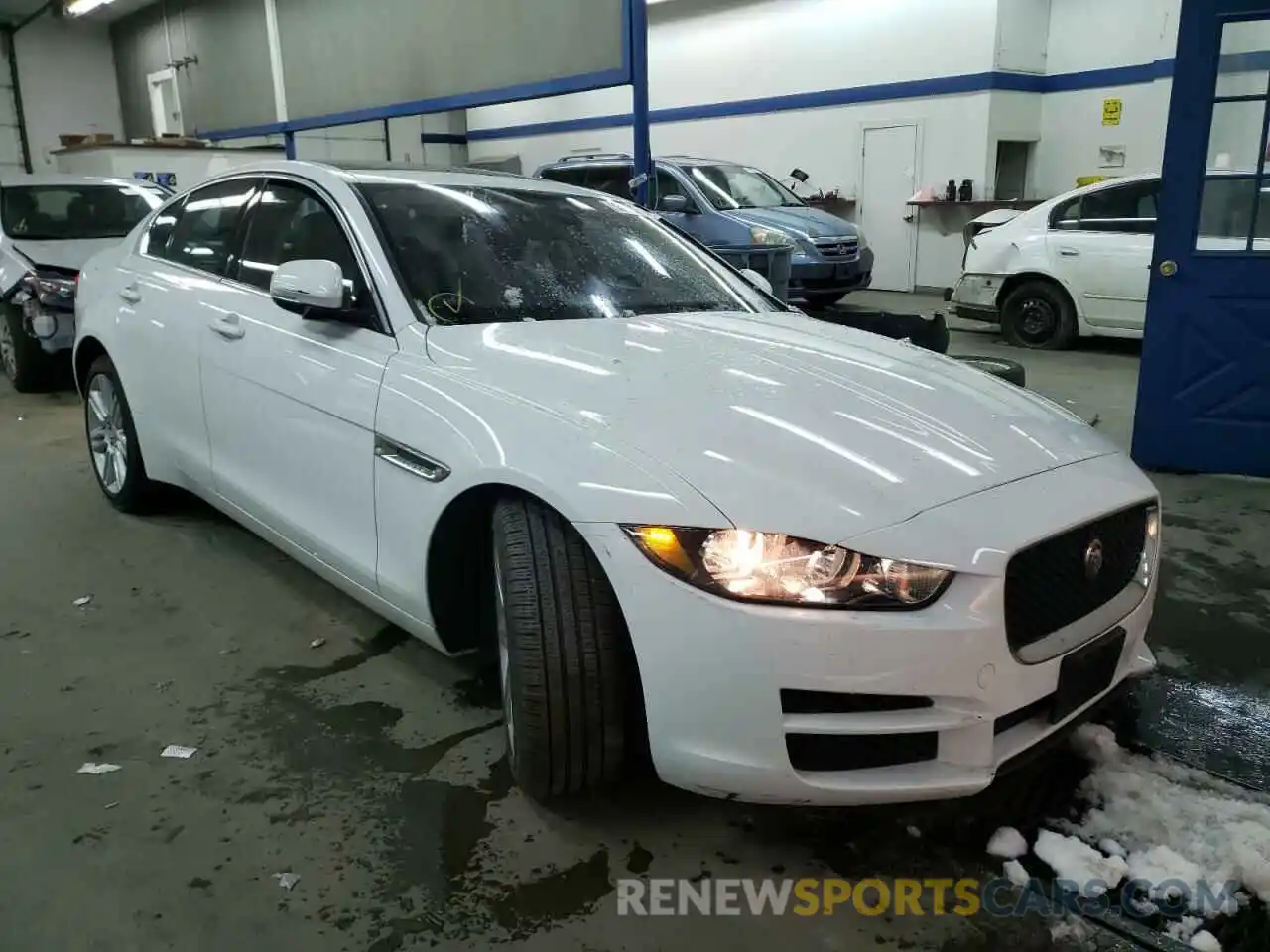 1 Фотография поврежденного автомобиля SAJAR4FXXKCP51941 JAGUAR XE 2019