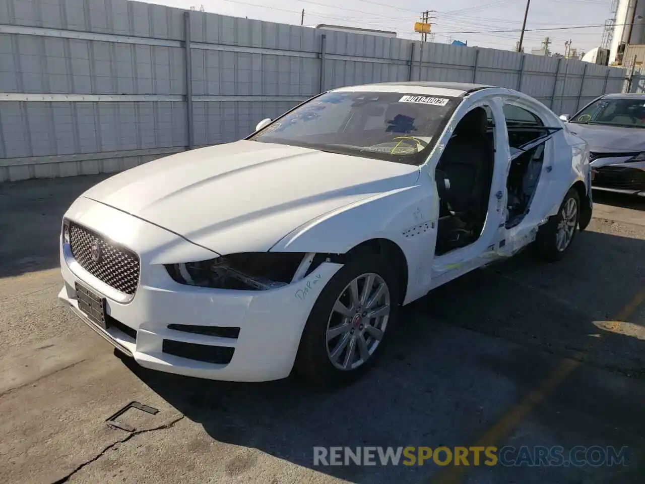 2 Фотография поврежденного автомобиля SAJAS4FX4KCP52930 JAGUAR XE 2019