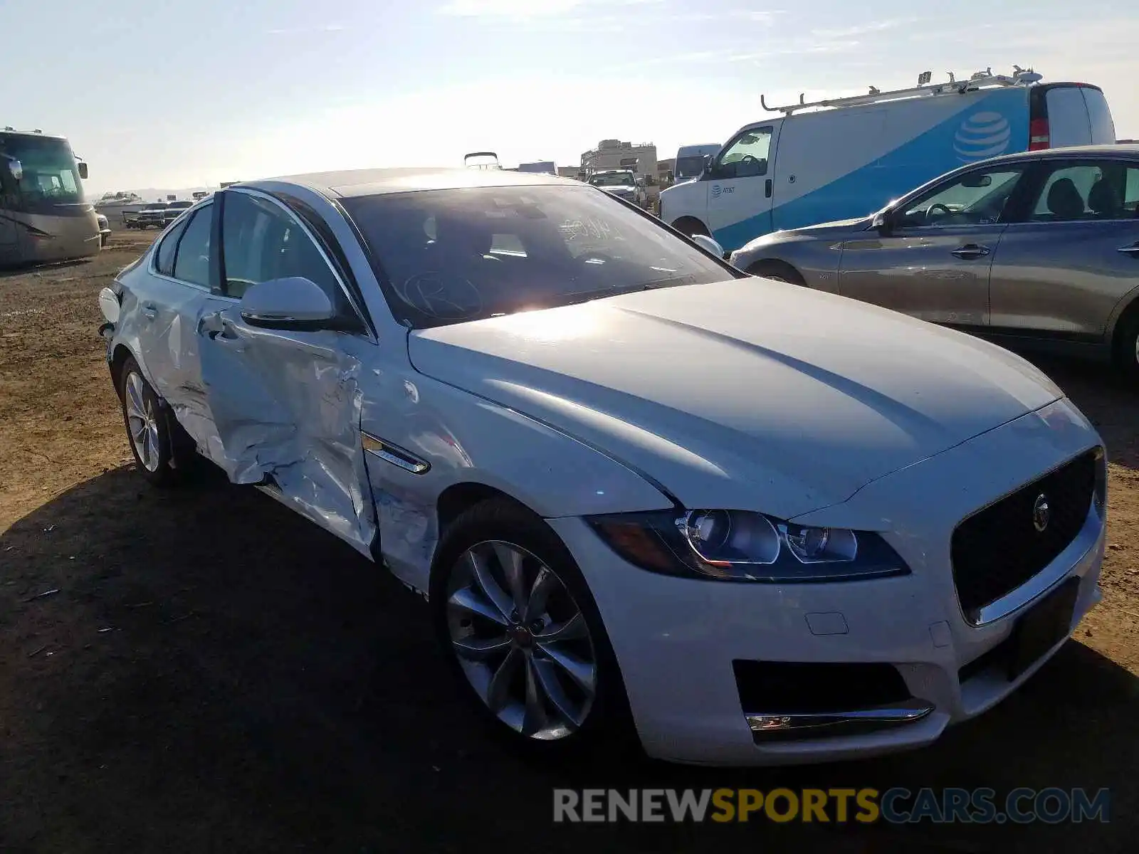 1 Фотография поврежденного автомобиля SAJBJ4FX5KCY79001 JAGUAR XF 2019