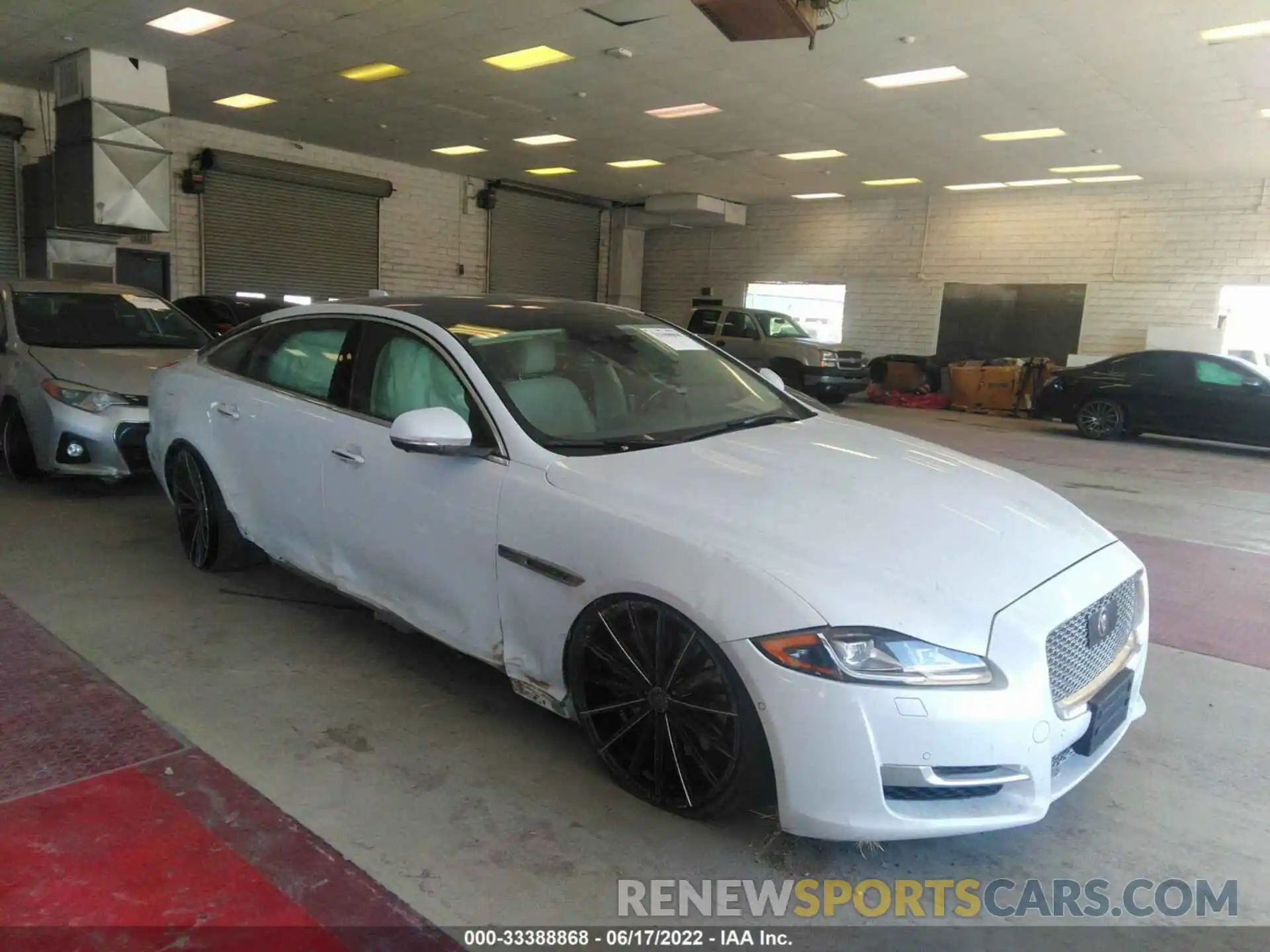 1 Photograph of a damaged car SAJWA2GE9KMW22212 JAGUAR XJ 2019