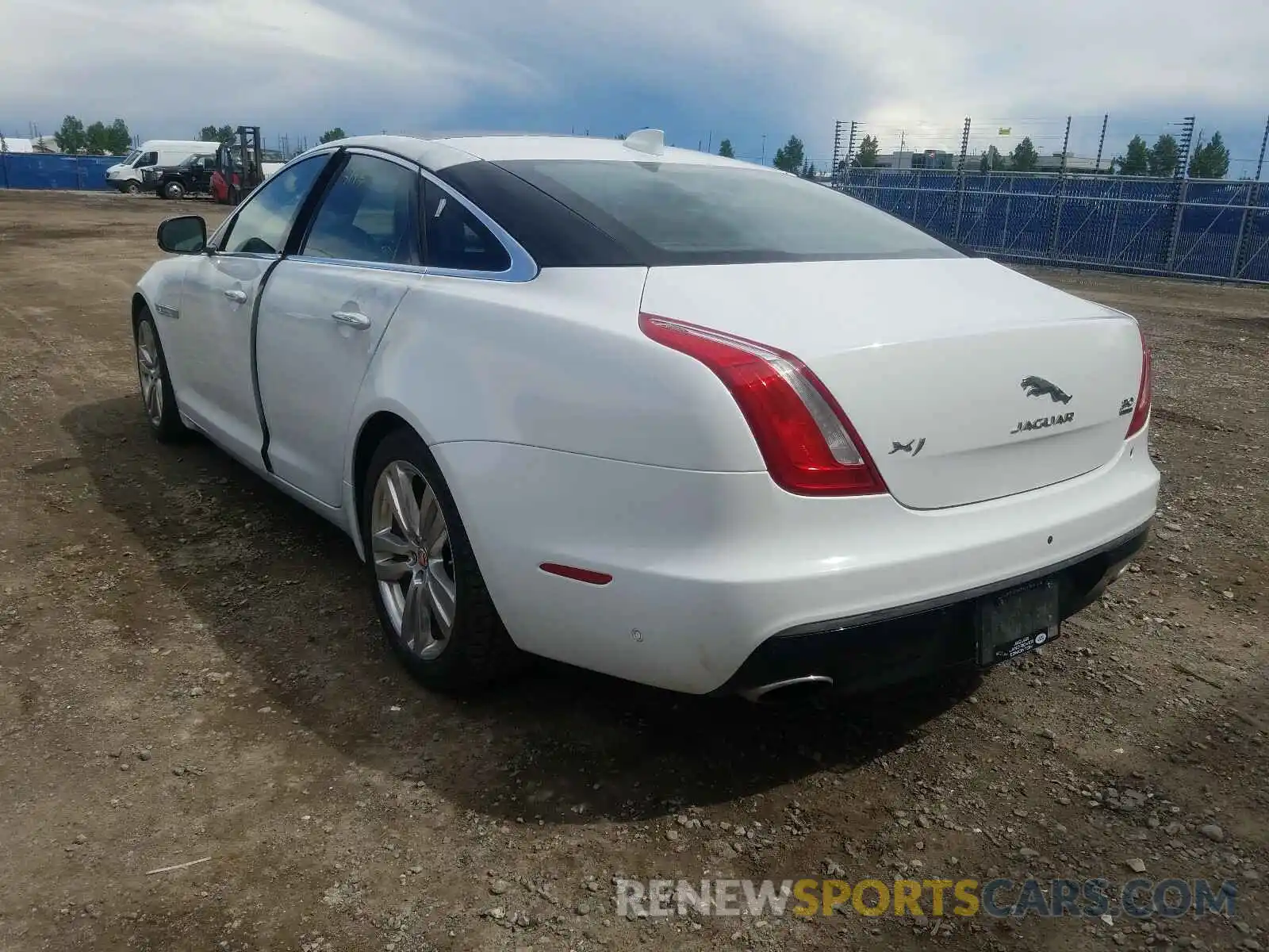 3 Фотография поврежденного автомобиля SAJXJ1GDXK8W20144 JAGUAR XJ 2019