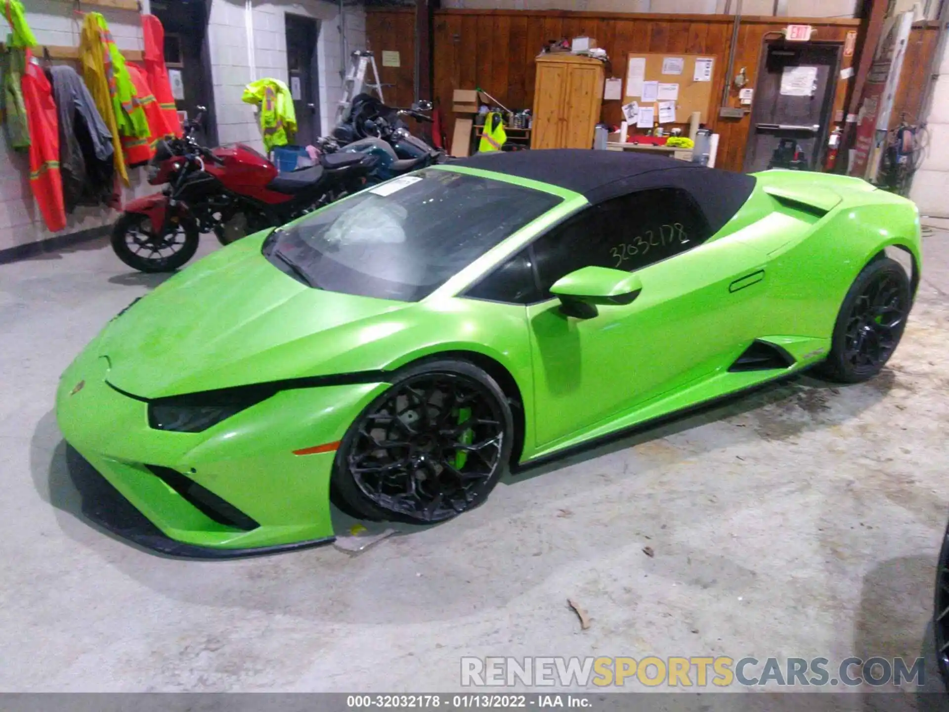 2 Photograph of a damaged car ZHWUT5ZF8MLA16121 LAMBORGHINI HURACAN EVO 2021