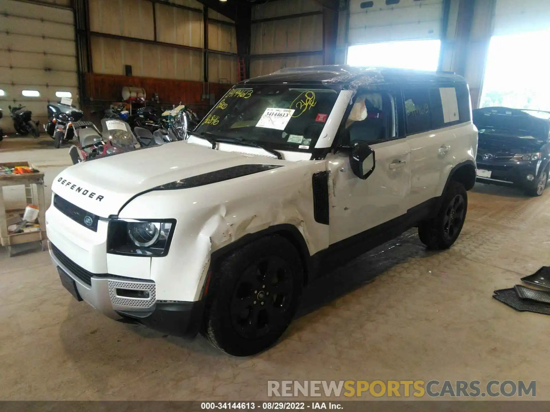 2 Photograph of a damaged car SALEP7EU7L2020916 LAND ROVER DEFENDER 2020