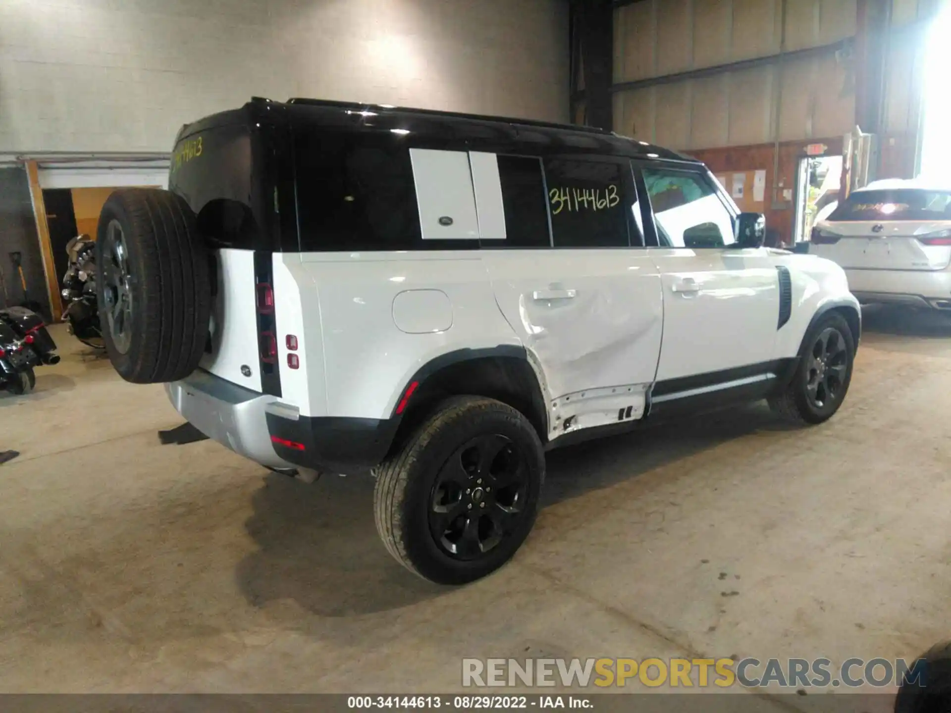 4 Photograph of a damaged car SALEP7EU7L2020916 LAND ROVER DEFENDER 2020