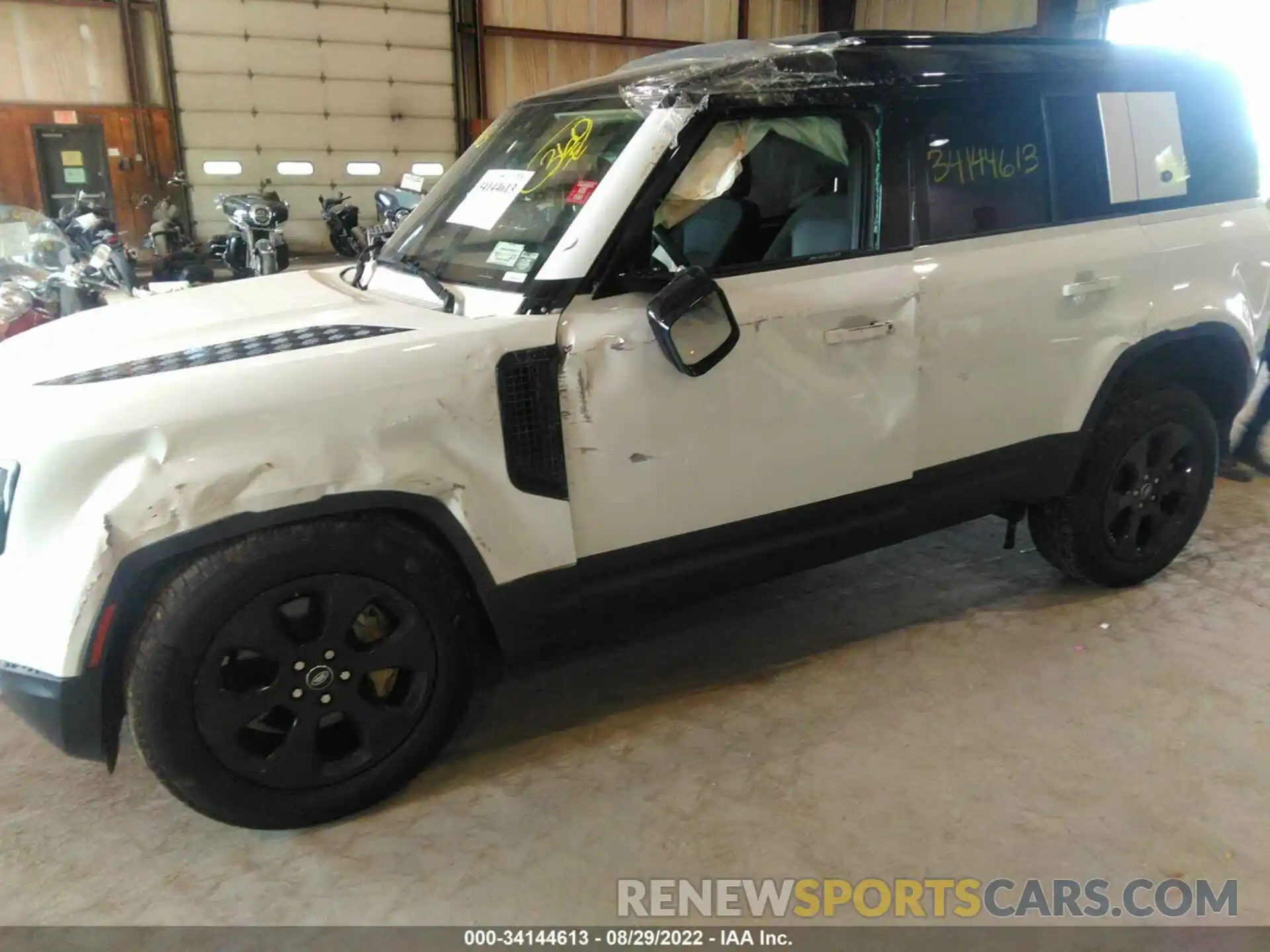 6 Photograph of a damaged car SALEP7EU7L2020916 LAND ROVER DEFENDER 2020