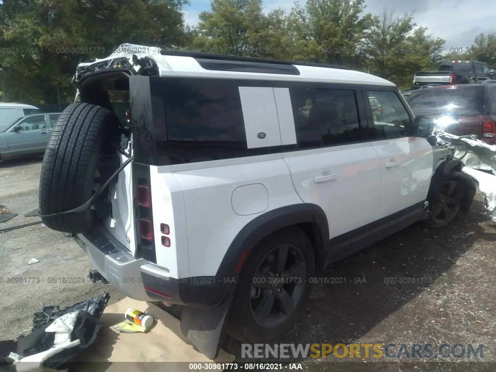 4 Photograph of a damaged car SALEPEEU2L2020228 LAND ROVER DEFENDER 2020