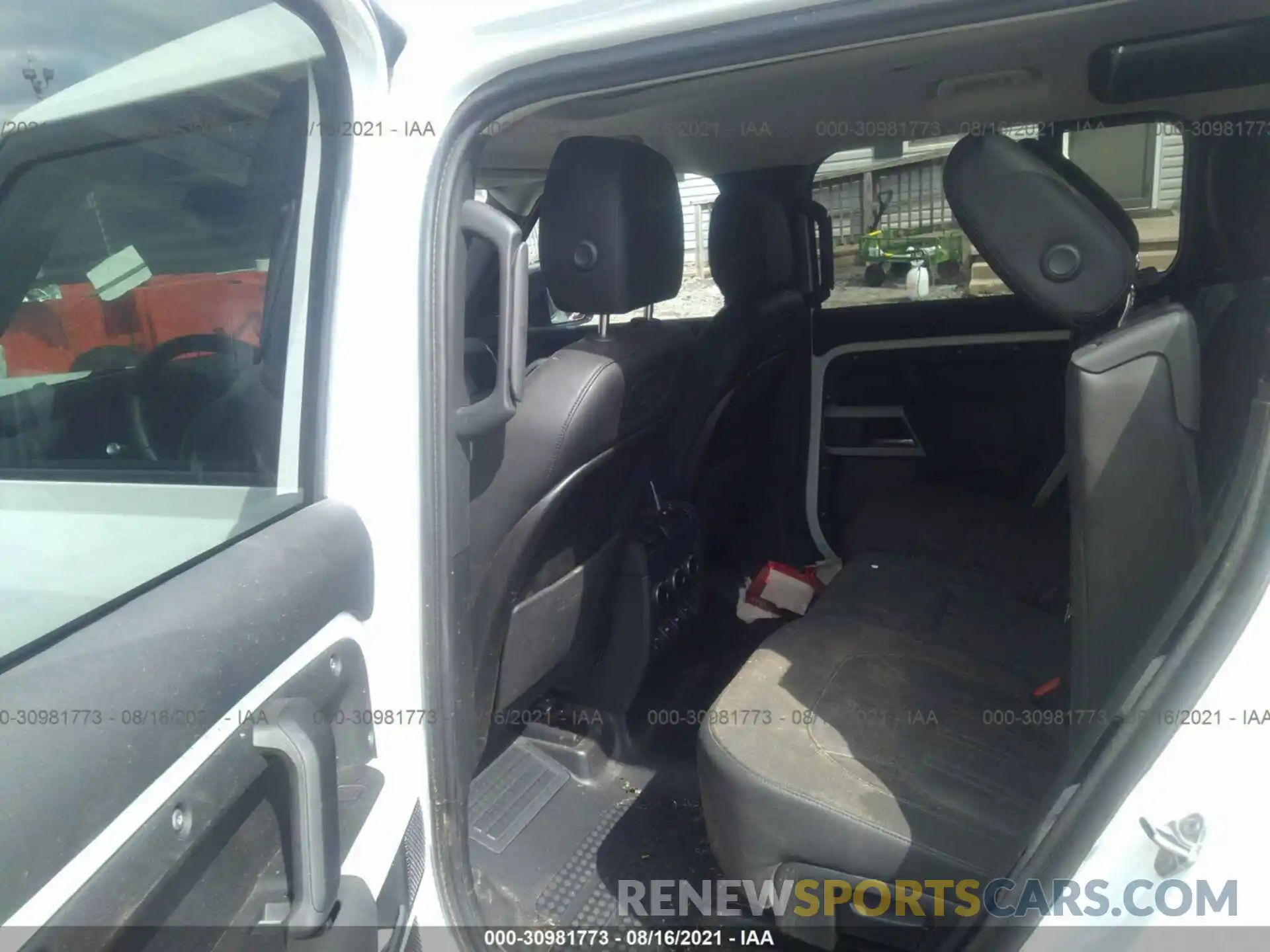 8 Photograph of a damaged car SALEPEEU2L2020228 LAND ROVER DEFENDER 2020