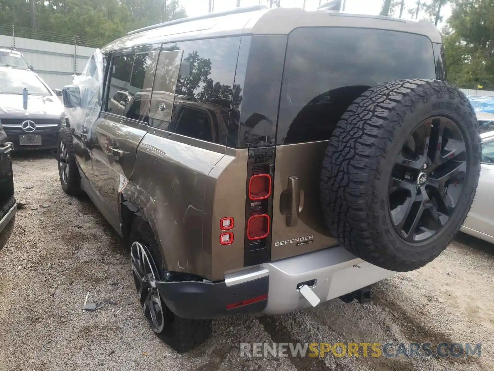 3 Photograph of a damaged car SALEPEEU5L2021907 LAND ROVER DEFENDER 2020