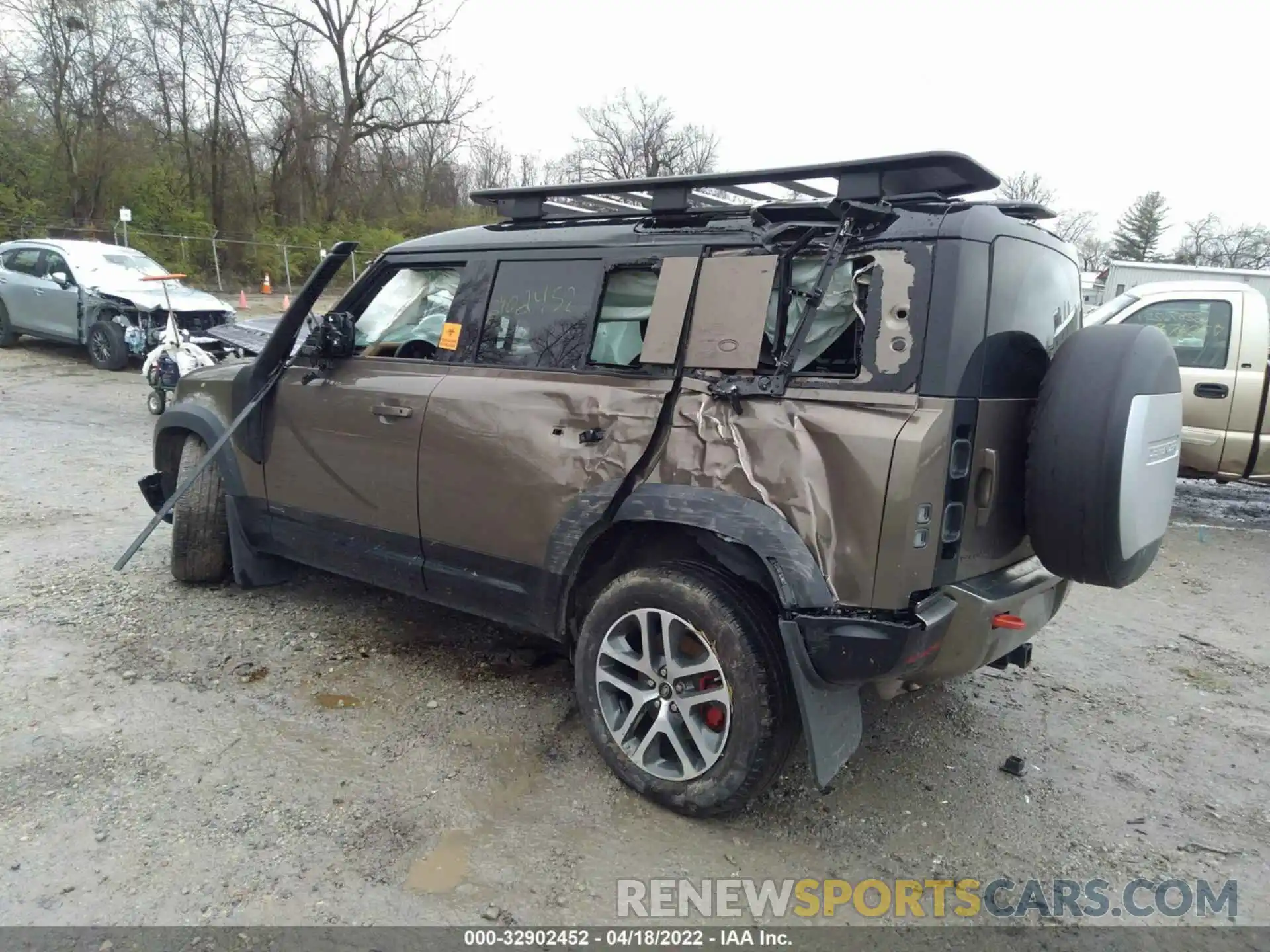 3 Photograph of a damaged car SALEX7EUXL2020327 LAND ROVER DEFENDER 2020