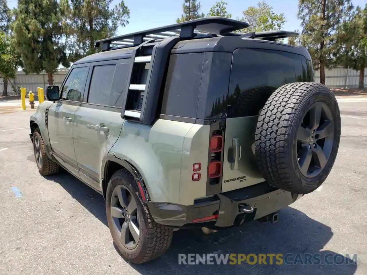 3 Photograph of a damaged car SALE27RU7N2096602 LAND ROVER DEFENDER 2022