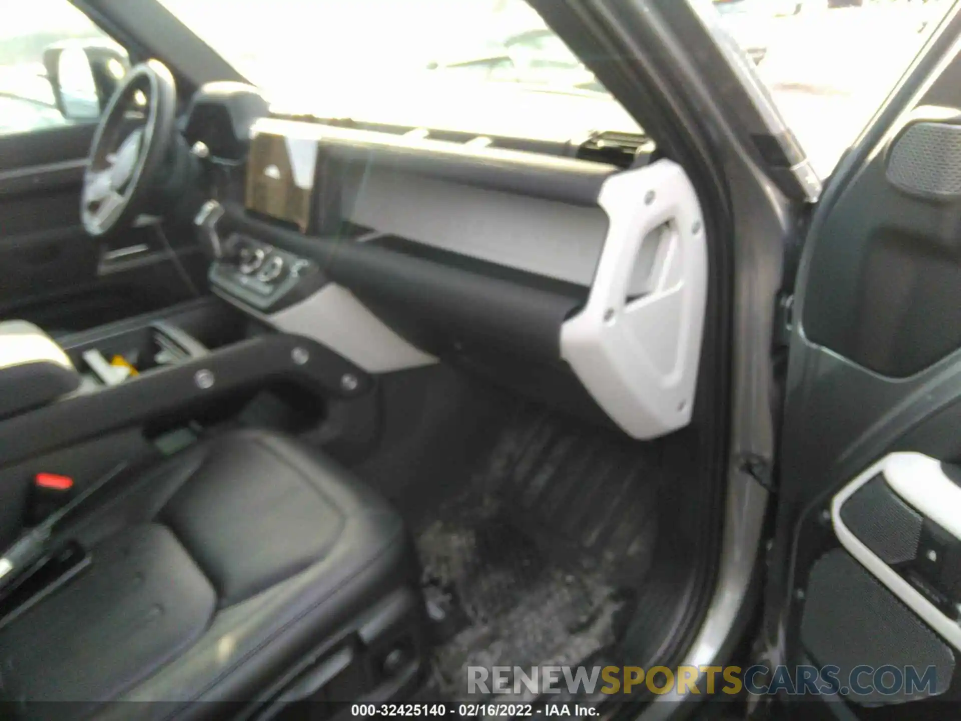 5 Photograph of a damaged car SALEJERX6N2095524 LAND ROVER DEFENDER 2022