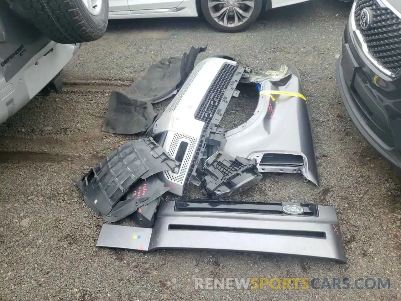 9 Photograph of a damaged car SALEPERU7N2085282 LAND ROVER DEFENDER 2022