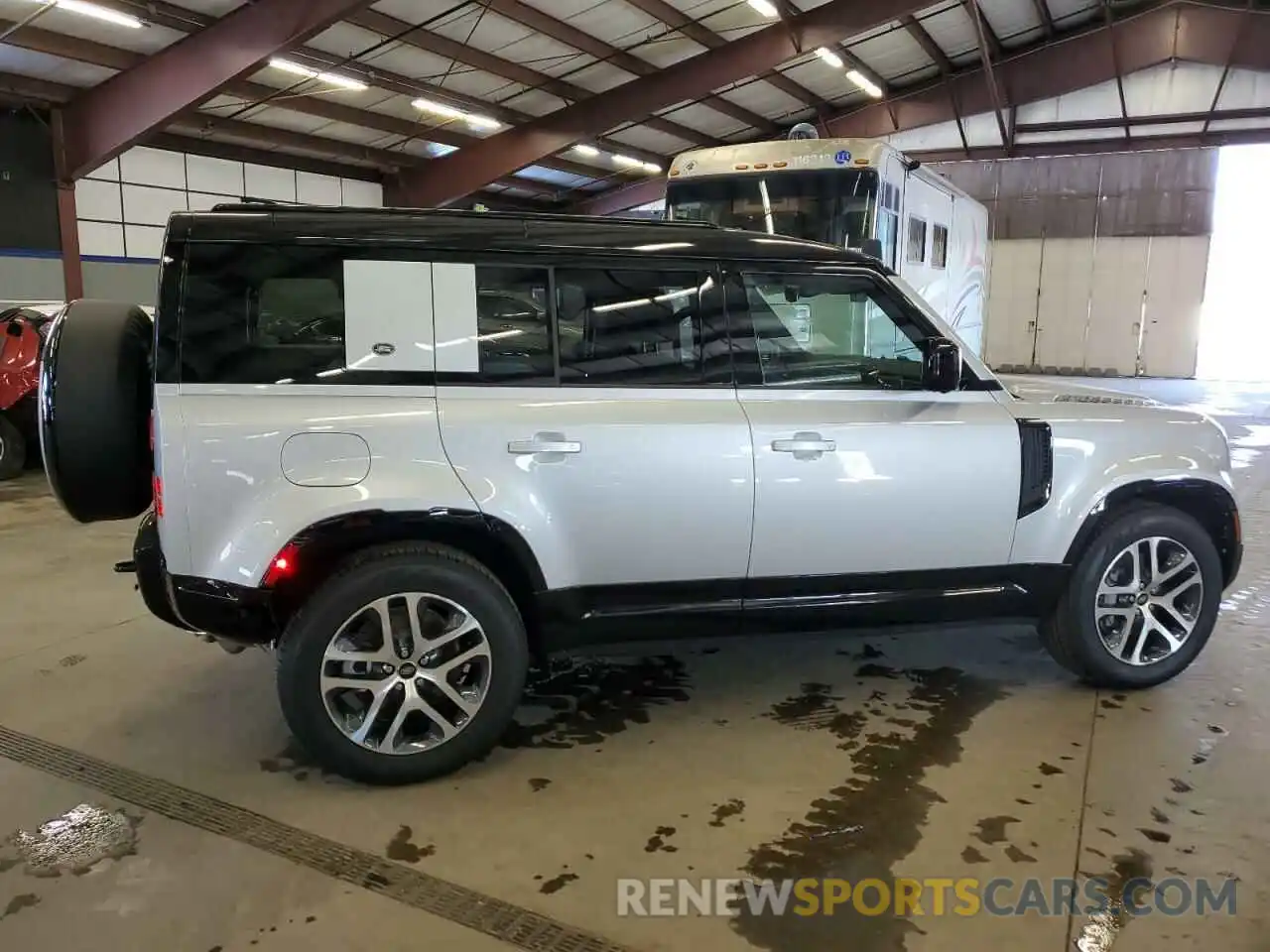 3 Photograph of a damaged car SALE27EUXR2259545 LAND ROVER DEFENDER 2024