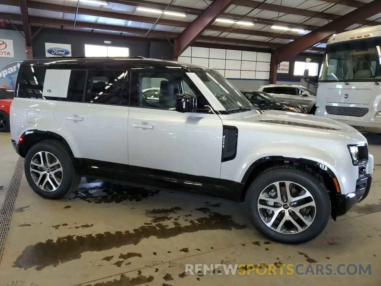 4 Photograph of a damaged car SALE27EUXR2259545 LAND ROVER DEFENDER 2024