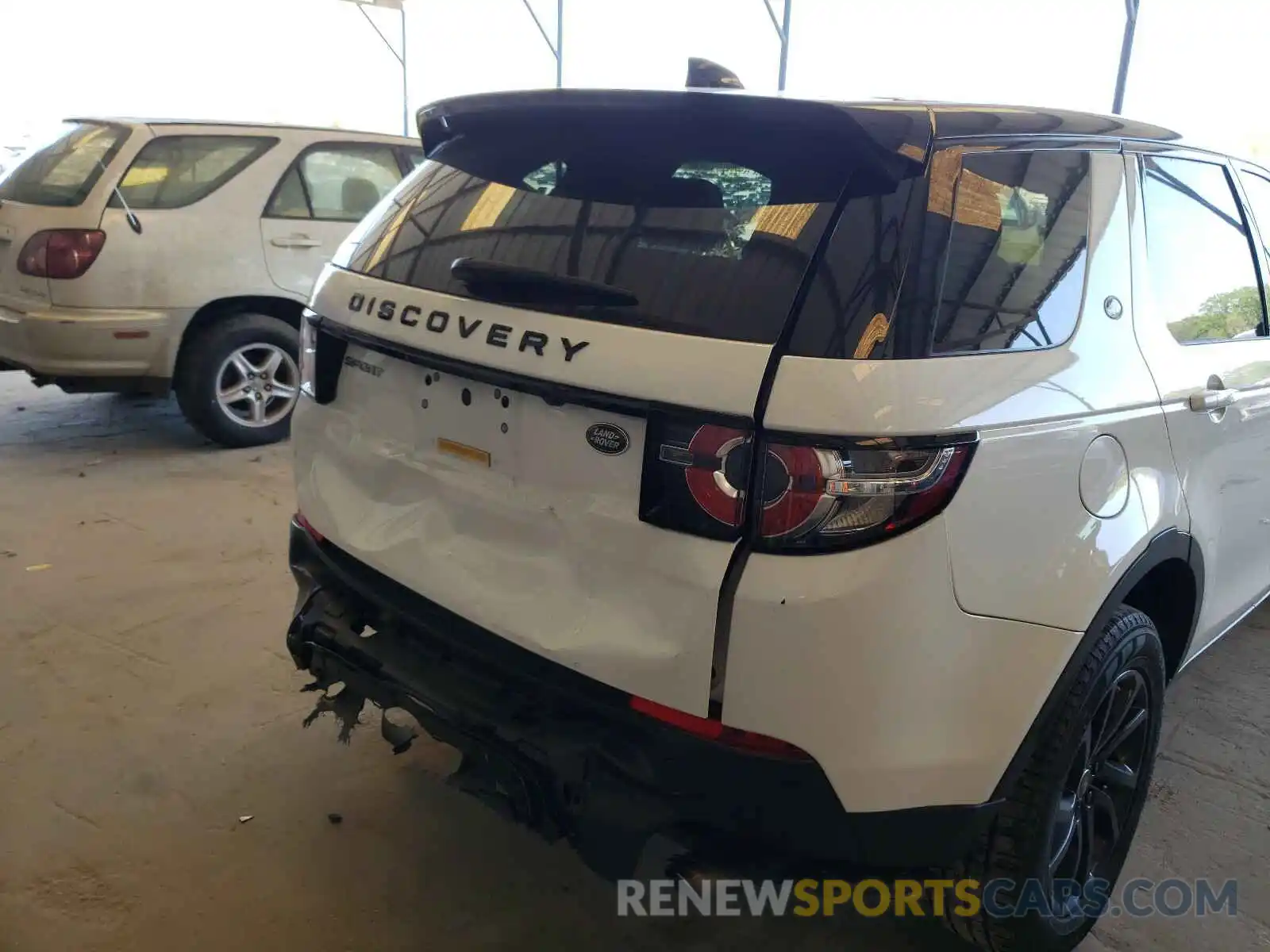 9 Photograph of a damaged car SALCP2FX0KH829947 LAND ROVER DISCOVERY 2019