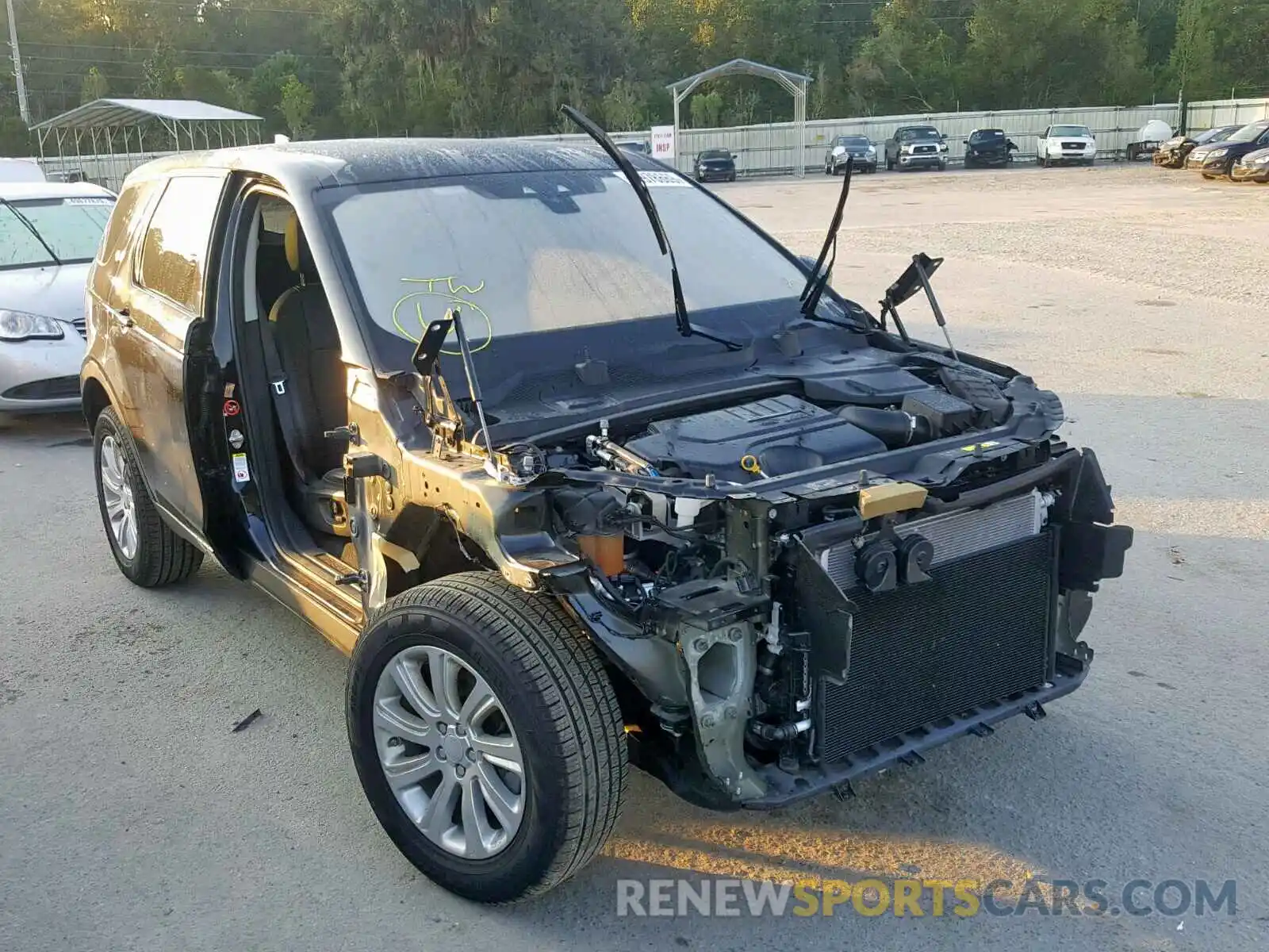 1 Photograph of a damaged car SALCP2FX1KH795419 LAND ROVER DISCOVERY 2019