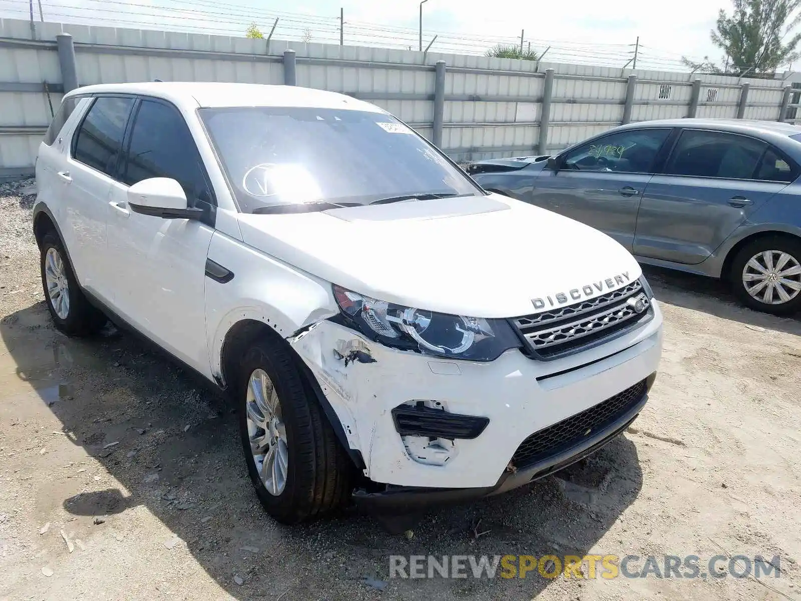 1 Photograph of a damaged car SALCP2FX2KH809747 LAND ROVER DISCOVERY 2019