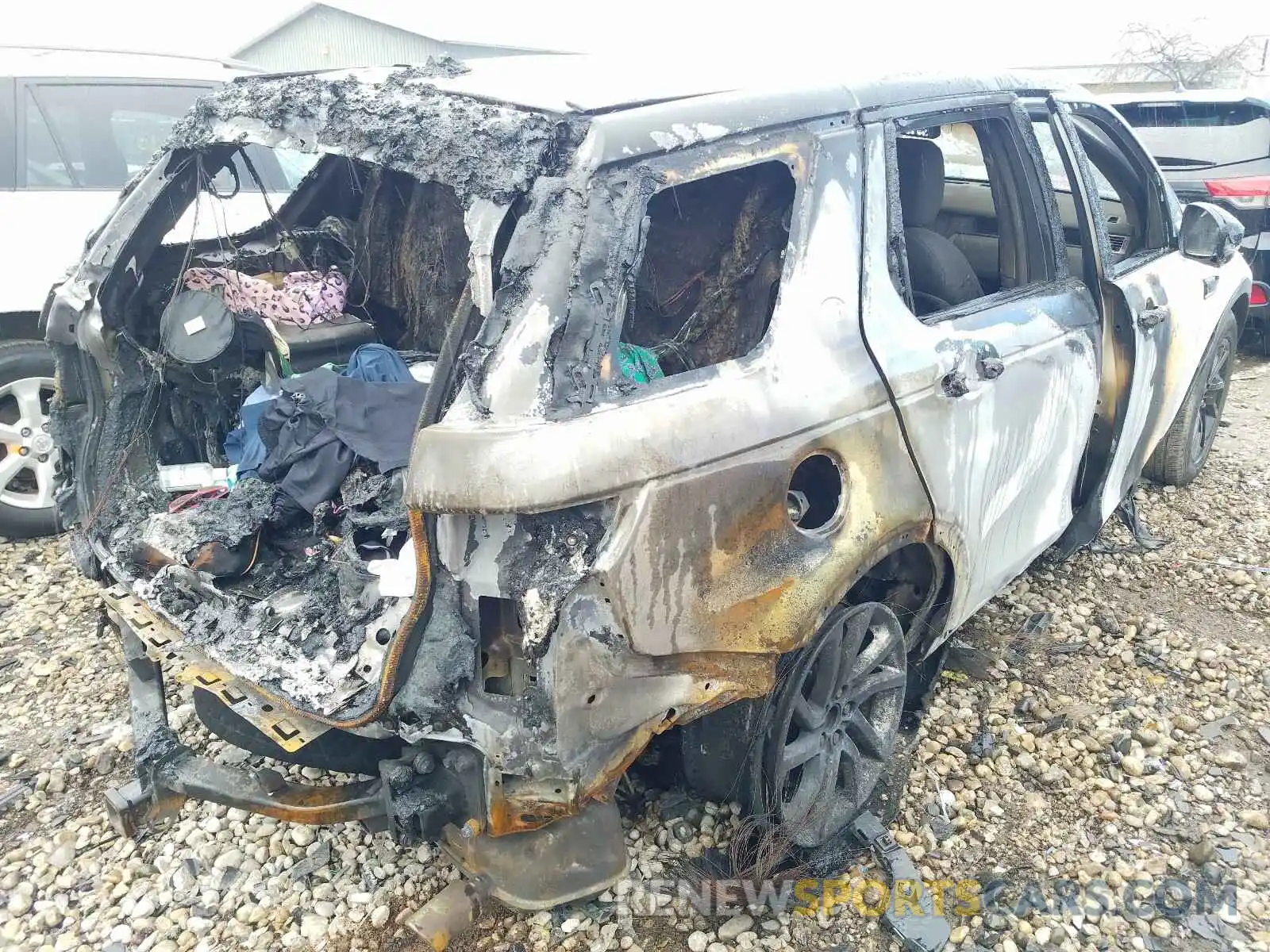 4 Photograph of a damaged car SALCP2FX8KH809879 LAND ROVER DISCOVERY 2019