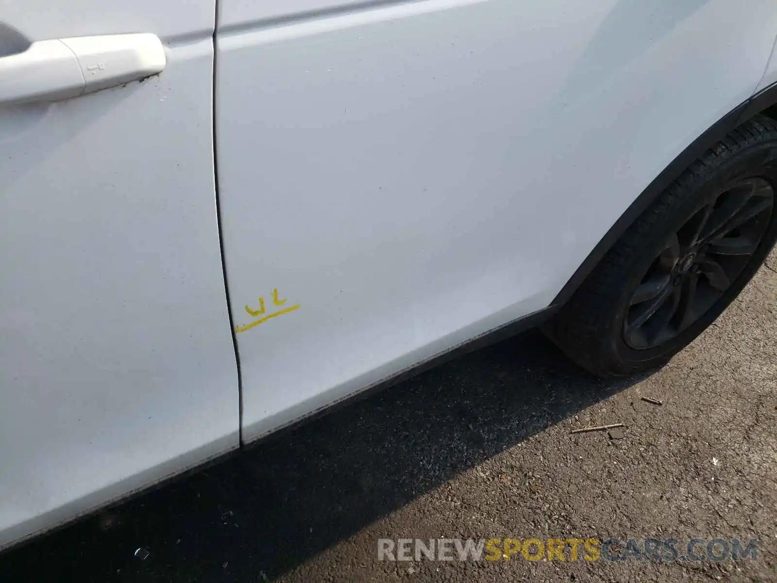 9 Photograph of a damaged car SALCP2FX8KH829145 LAND ROVER DISCOVERY 2019