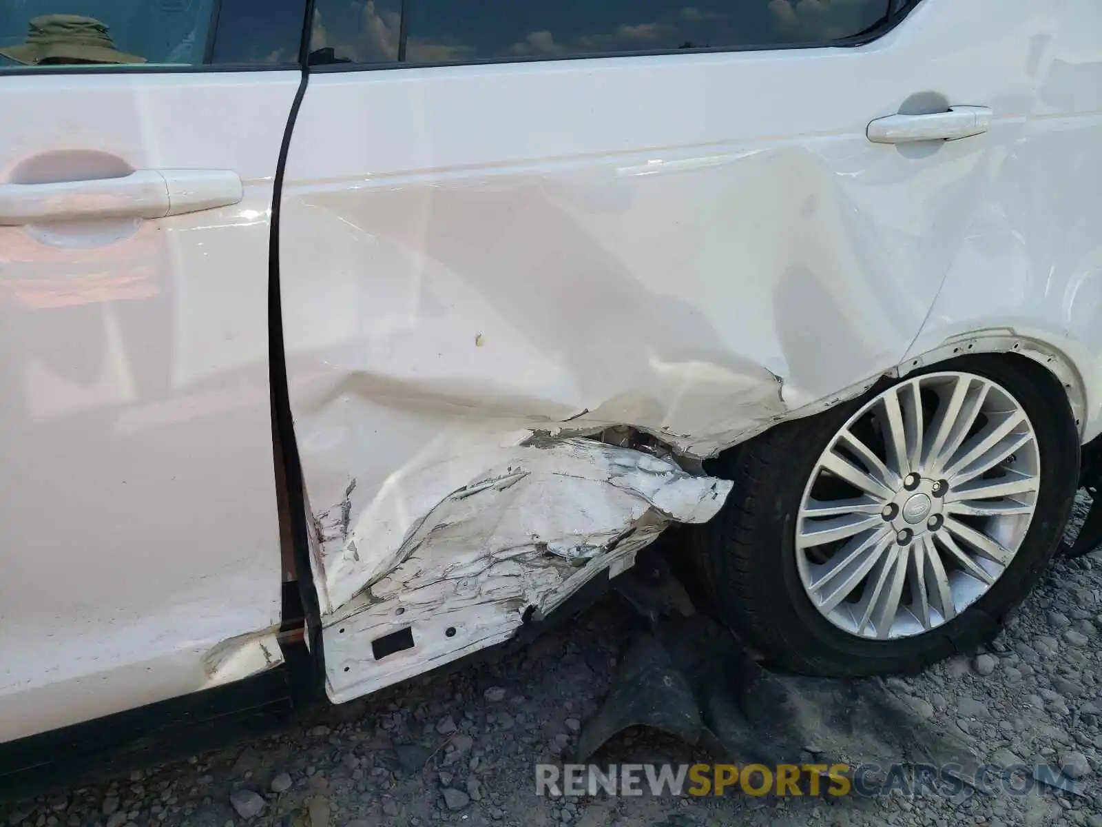 9 Photograph of a damaged car SALRT2RV1KA093657 LAND ROVER DISCOVERY 2019