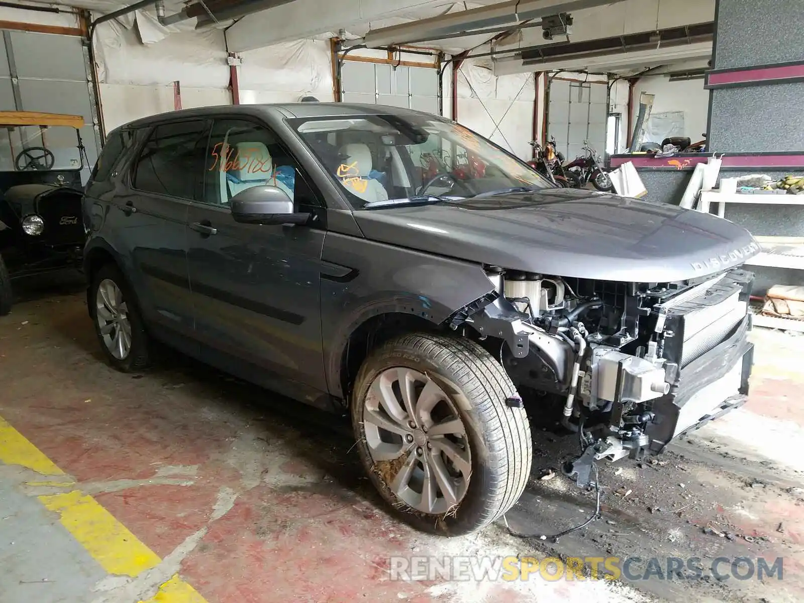 1 Фотография поврежденного автомобиля SALCJ2FXXLH859718 LAND ROVER DISCOVERY 2020