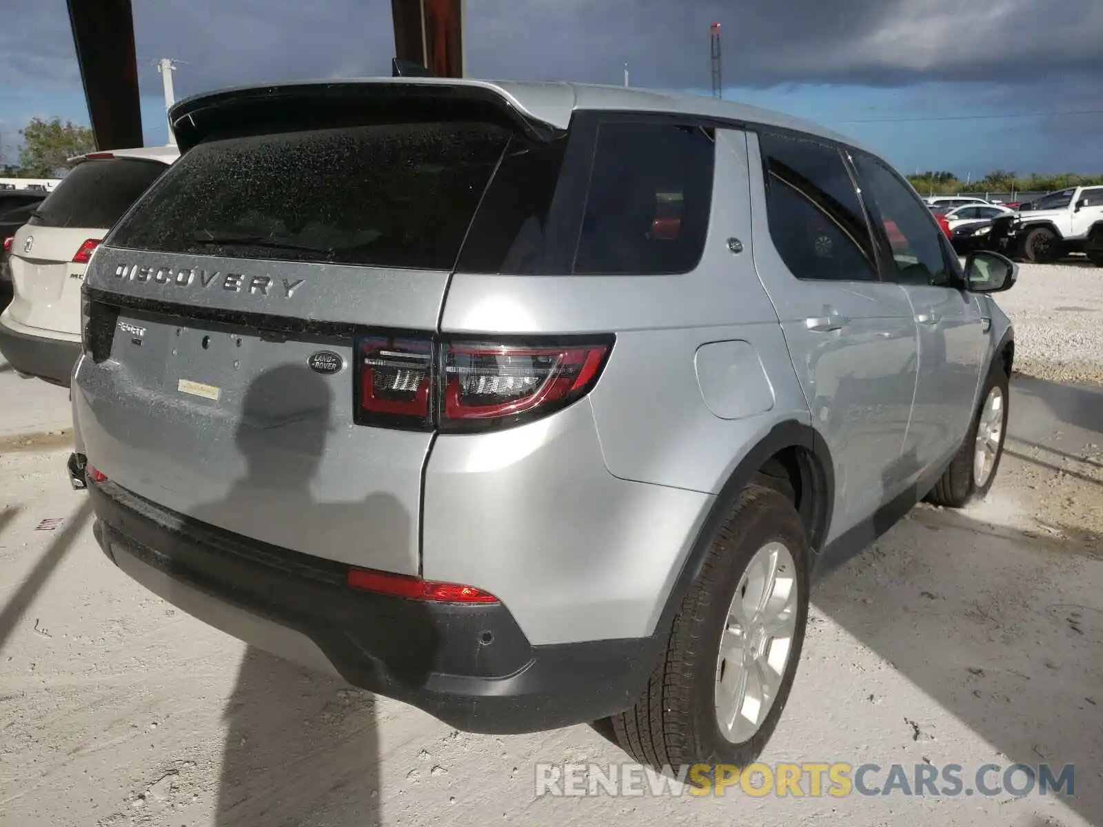 4 Photograph of a damaged car SALCK2FX4LH861011 LAND ROVER DISCOVERY 2020