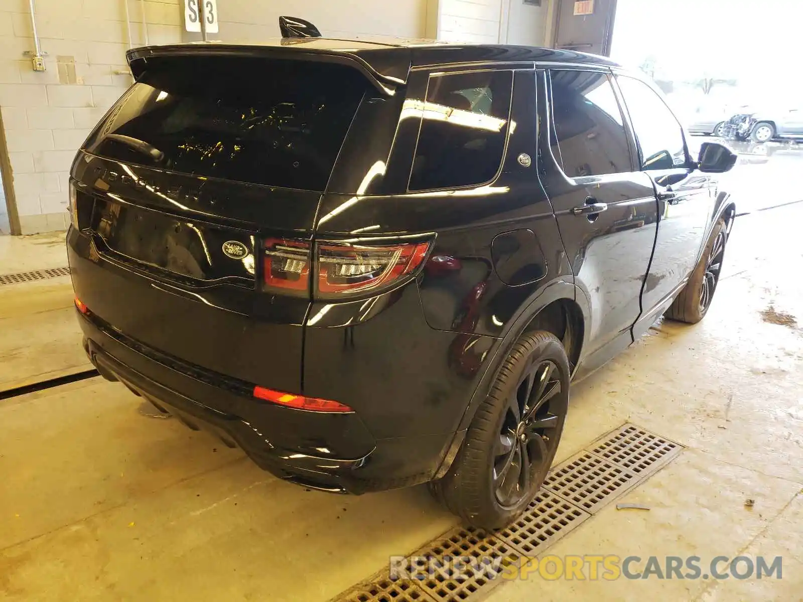 4 Photograph of a damaged car SALCL2FX3LH839224 LAND ROVER DISCOVERY 2020