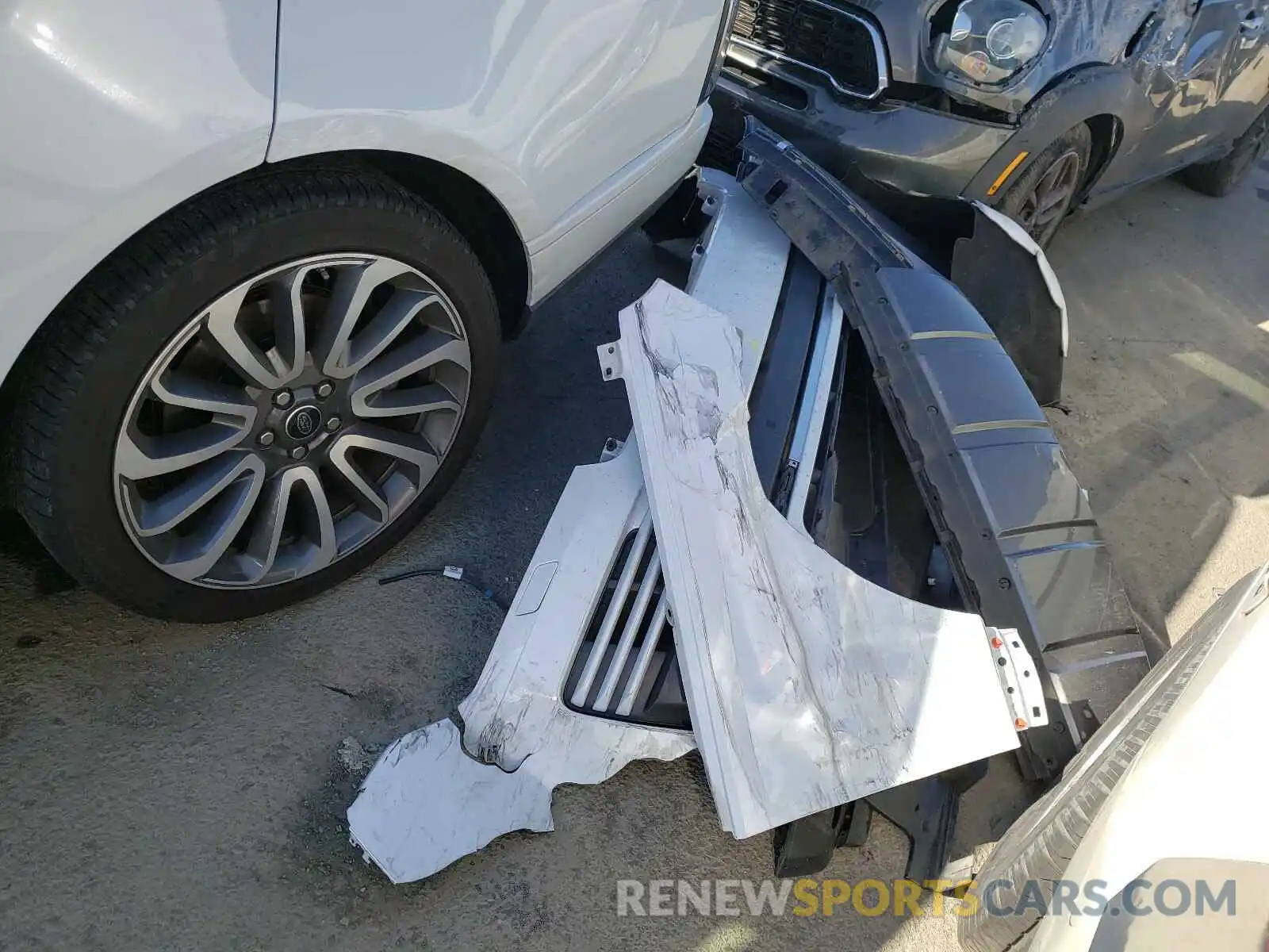 9 Photograph of a damaged car SALGS2SV5KA525235 LAND ROVER RANGEROVER 2019