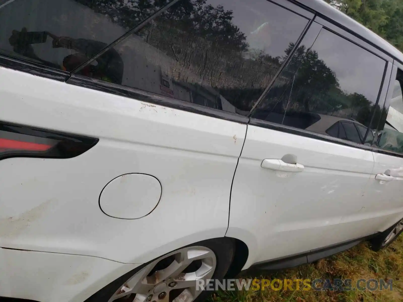 4 Photograph of a damaged car SALWR2RV9KA833117 LAND ROVER RANGEROVER 2019