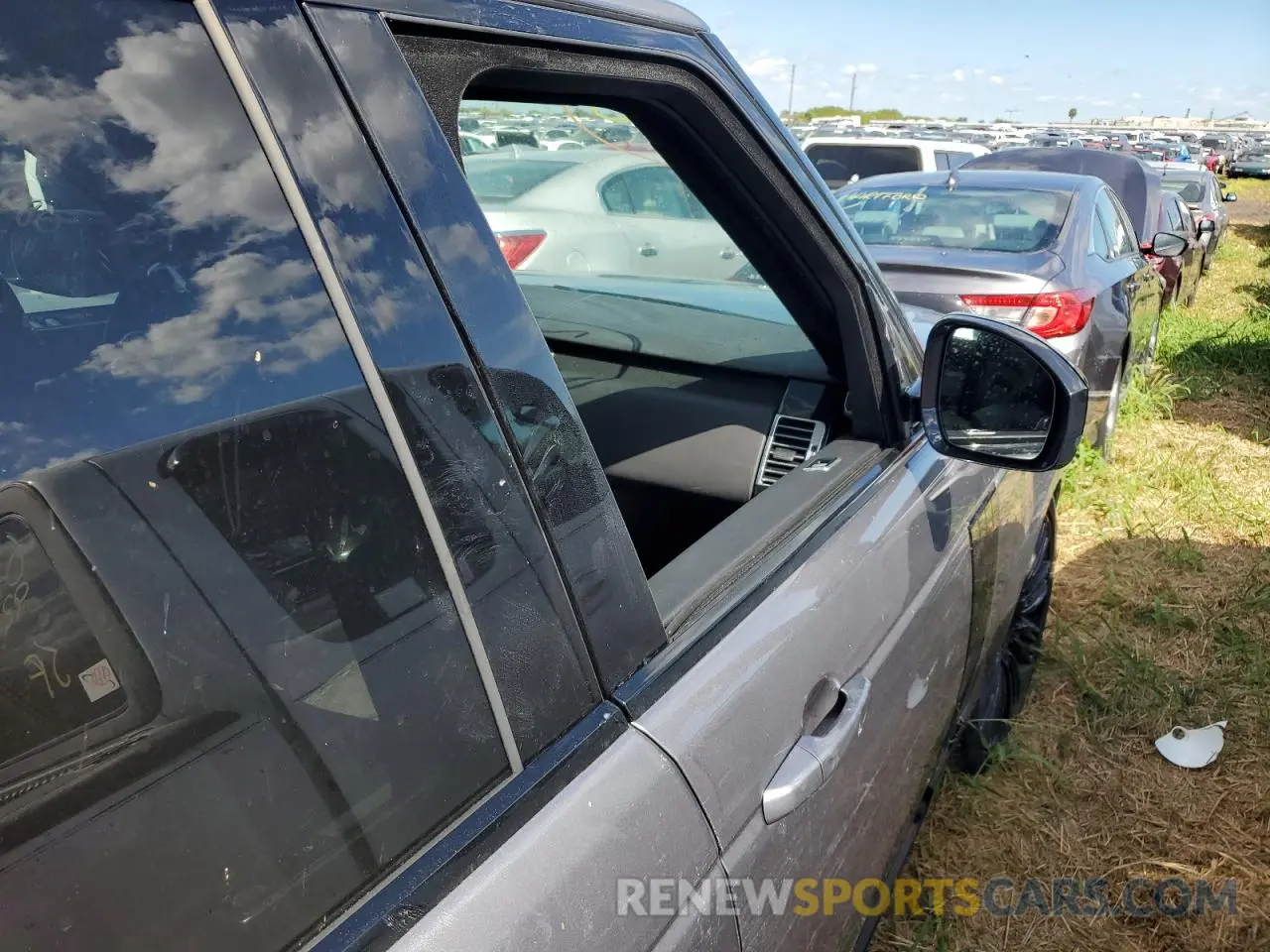 4 Photograph of a damaged car SALGS2SE3LA574015 LAND ROVER RANGEROVER 2020