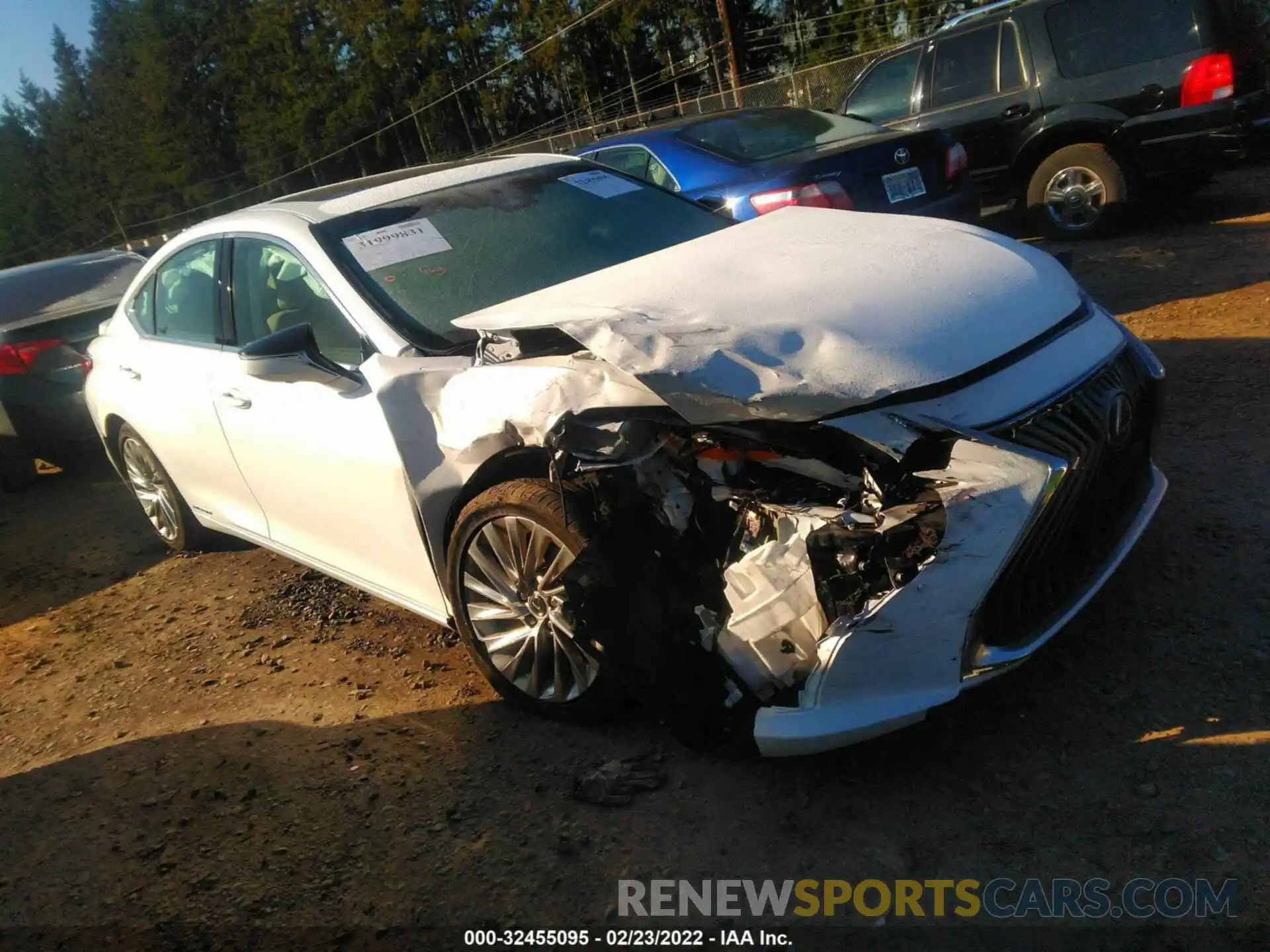 1 Photograph of a damaged car 58AB21B11KU003987 LEXUS ES 2019