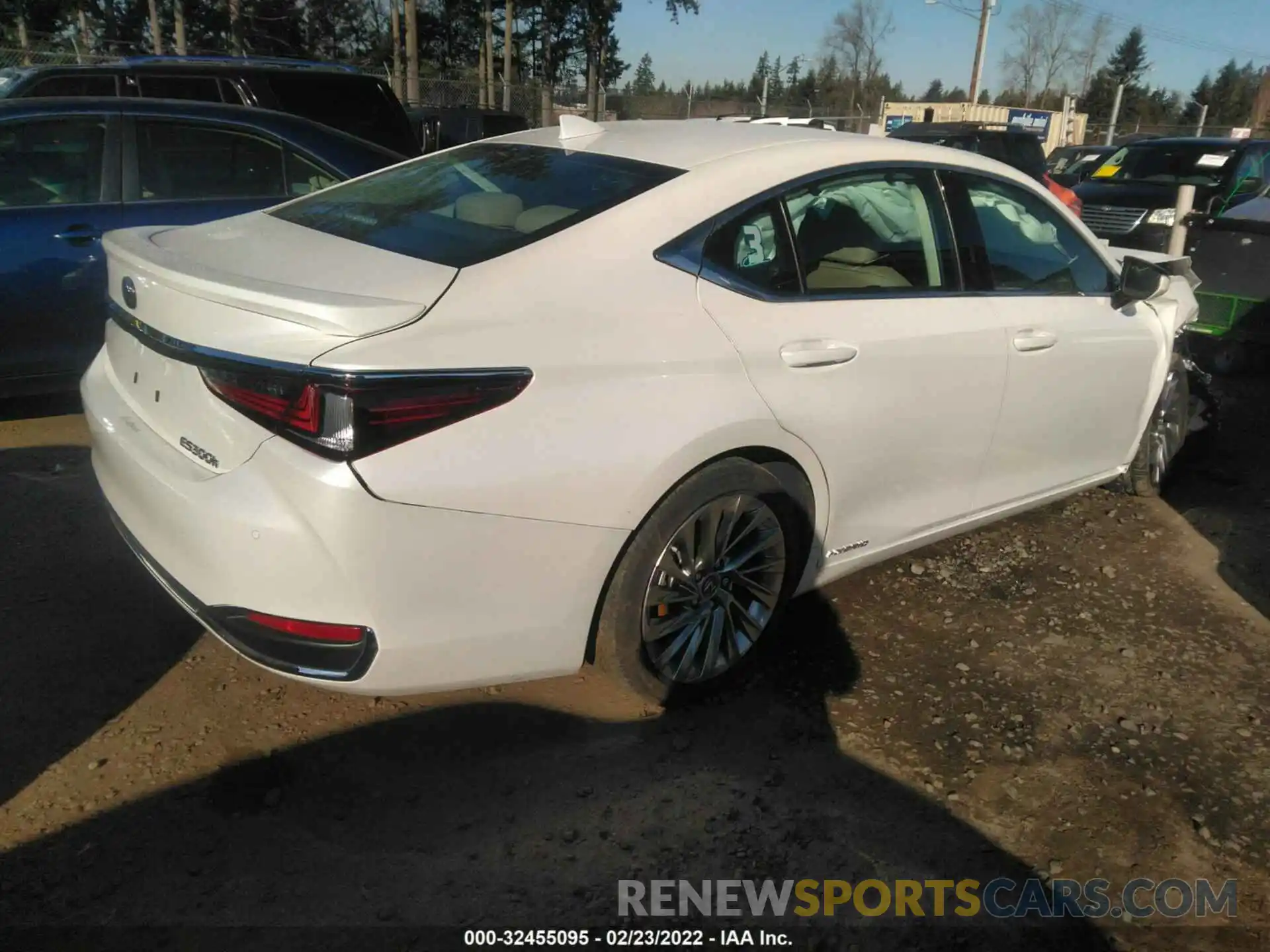 4 Photograph of a damaged car 58AB21B11KU003987 LEXUS ES 2019