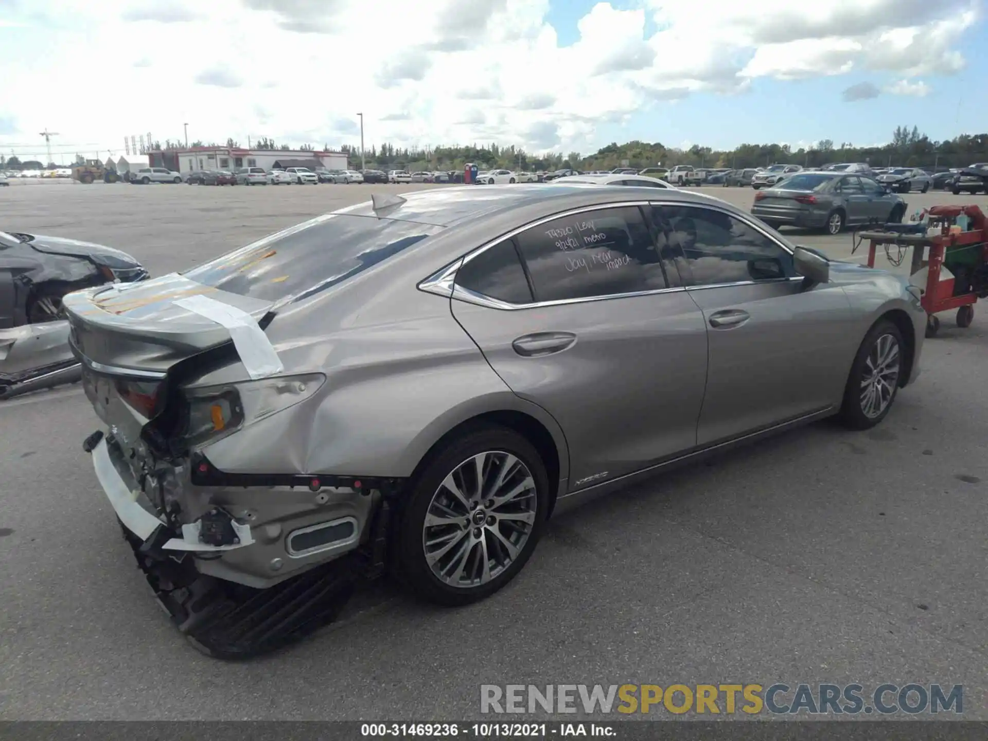 4 Photograph of a damaged car 58AB21B14KU003840 LEXUS ES 2019