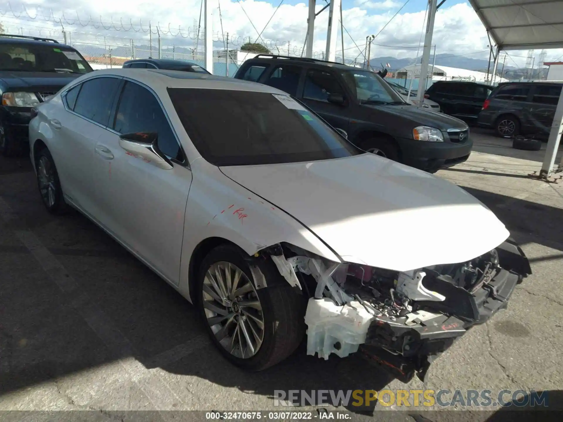 1 Photograph of a damaged car 58AB21B14KU004275 LEXUS ES 2019