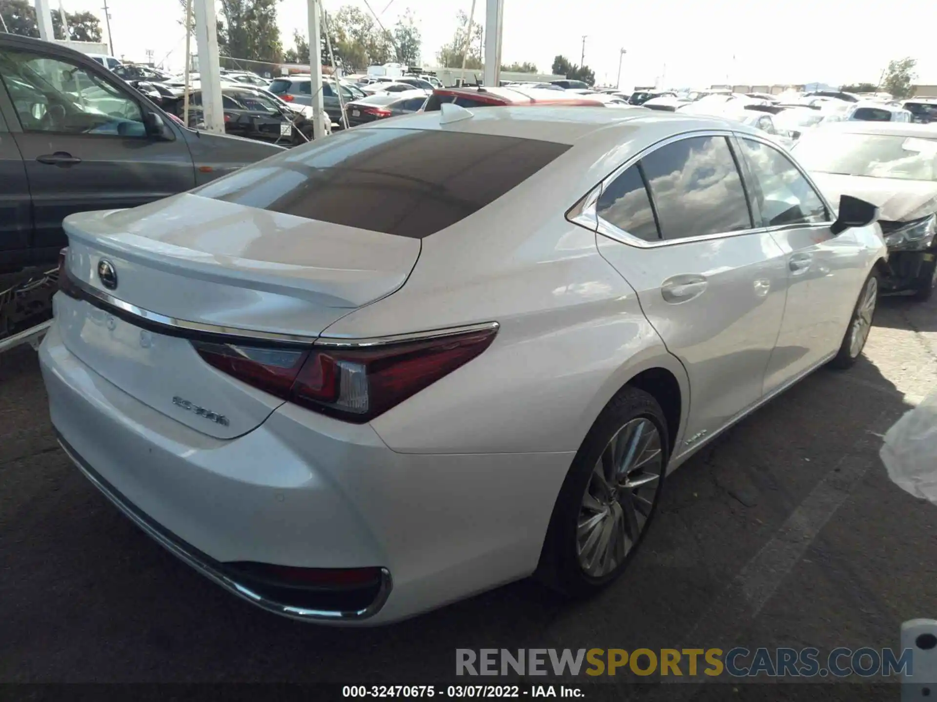 4 Photograph of a damaged car 58AB21B14KU004275 LEXUS ES 2019