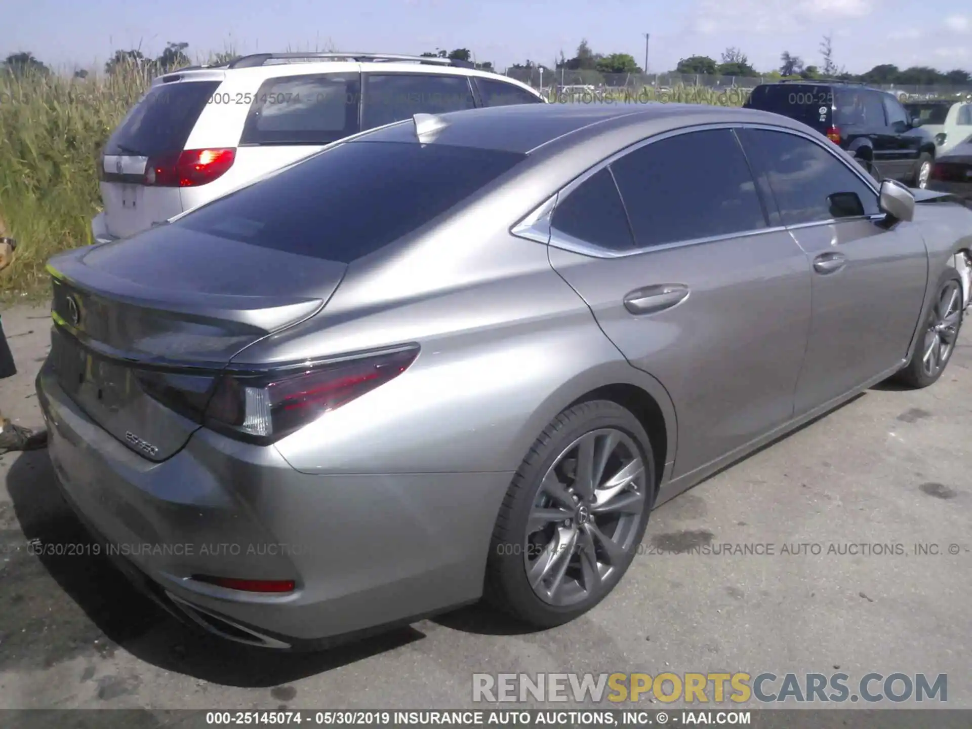 4 Photograph of a damaged car 58ABZ1B10KU006259 LEXUS ES 2019