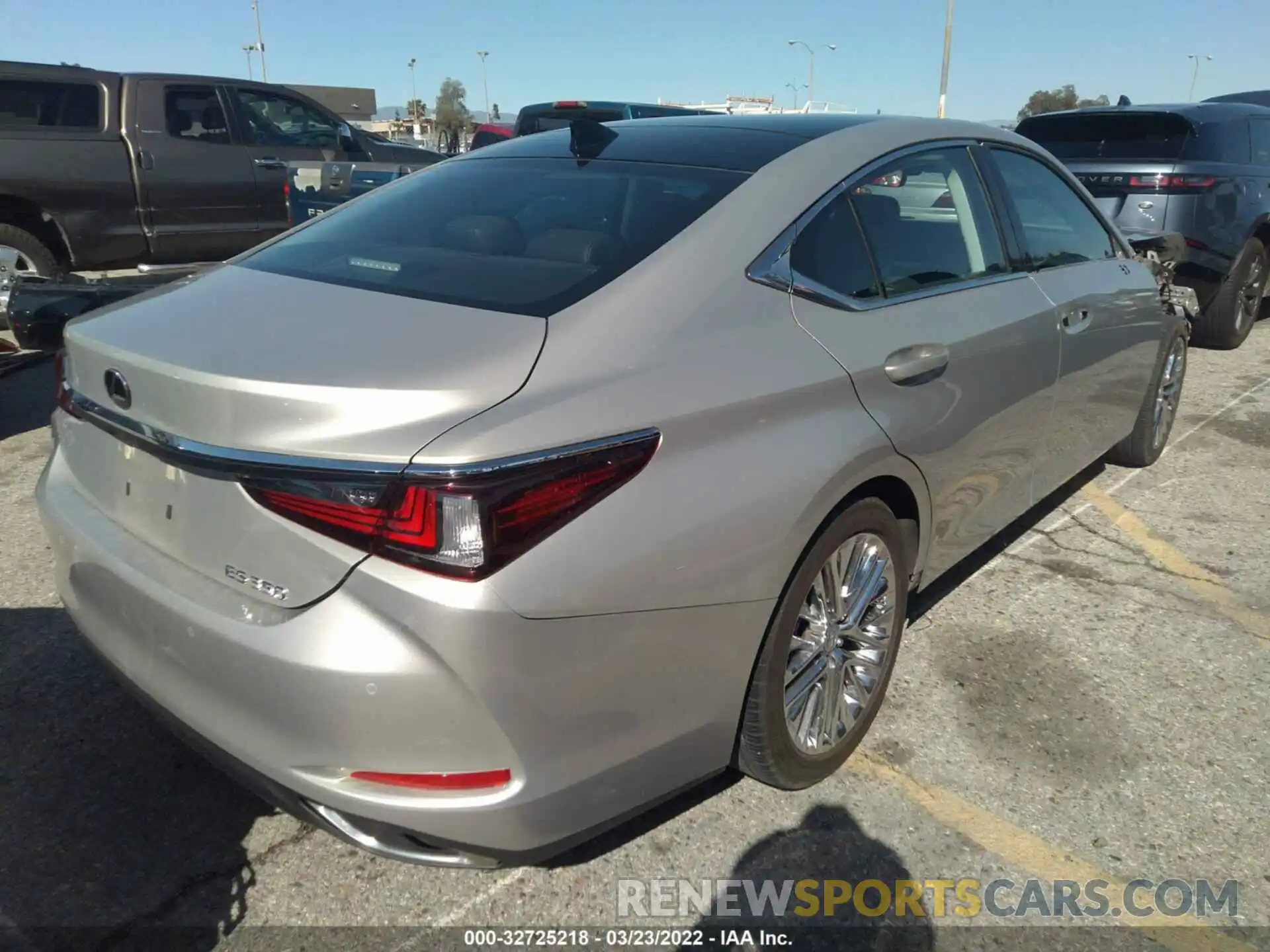 4 Photograph of a damaged car 58ABZ1B10KU006813 LEXUS ES 2019