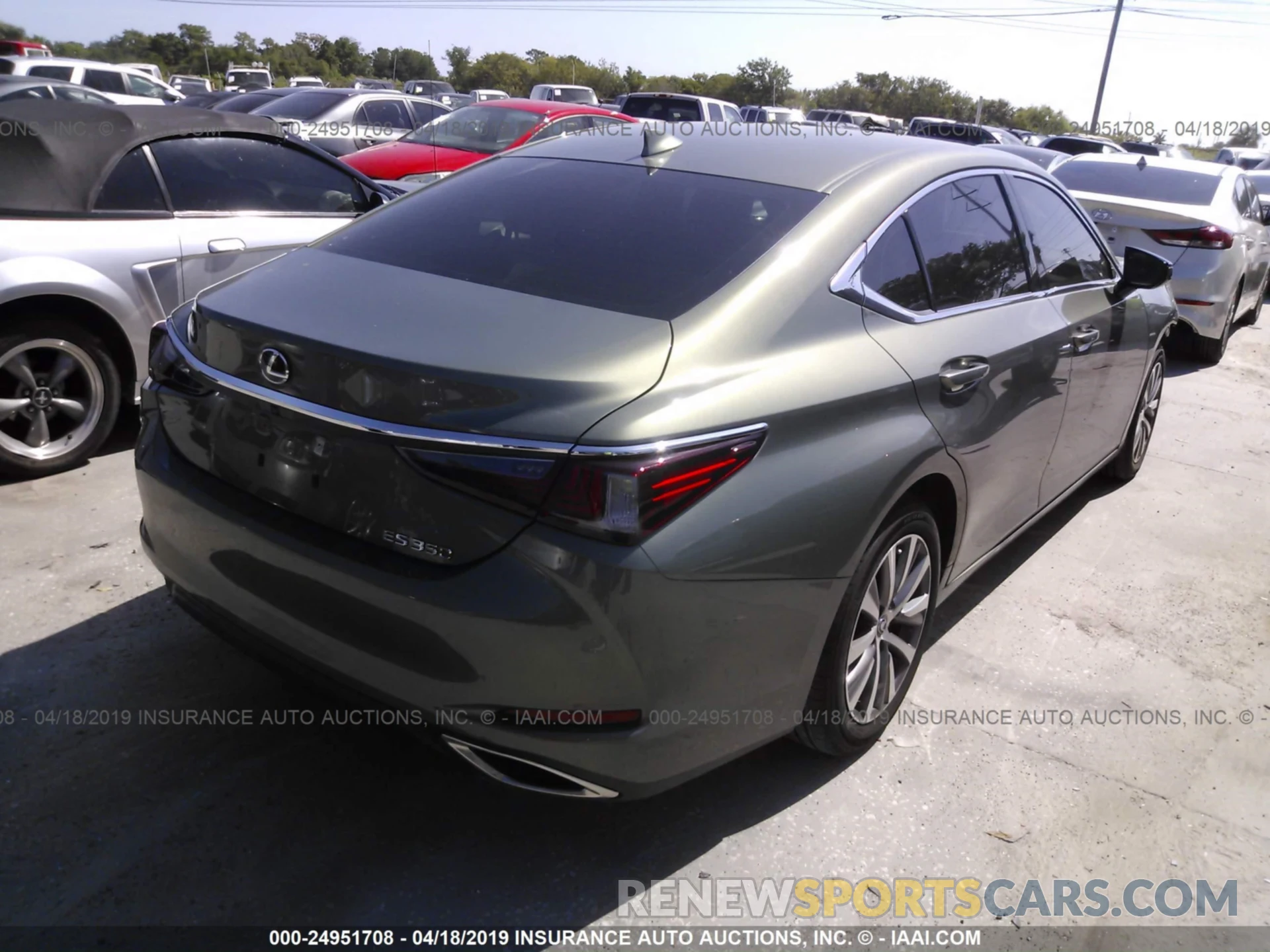 4 Photograph of a damaged car 58ABZ1B10KU012403 LEXUS ES 2019