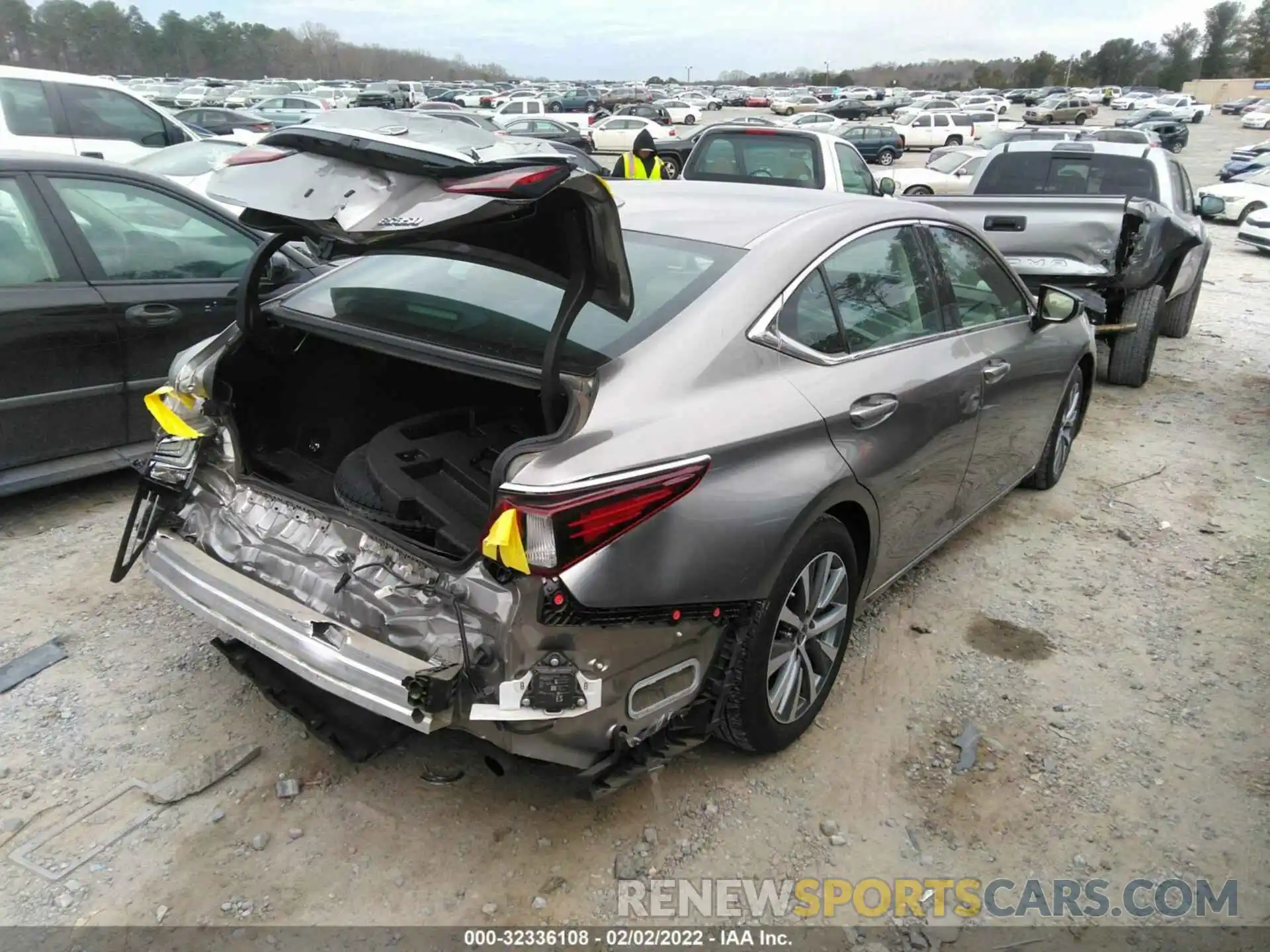 4 Photograph of a damaged car 58ABZ1B10KU021375 LEXUS ES 2019