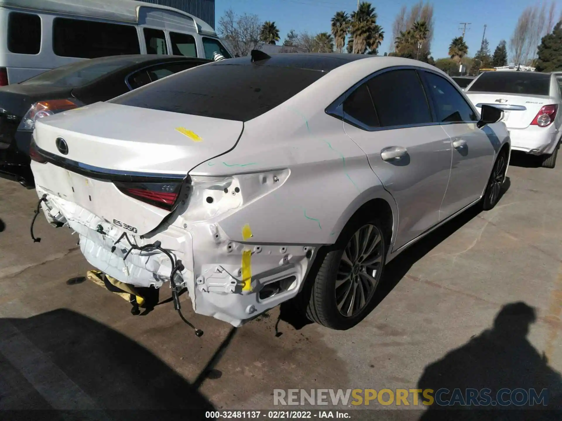 4 Photograph of a damaged car 58ABZ1B10KU027807 LEXUS ES 2019