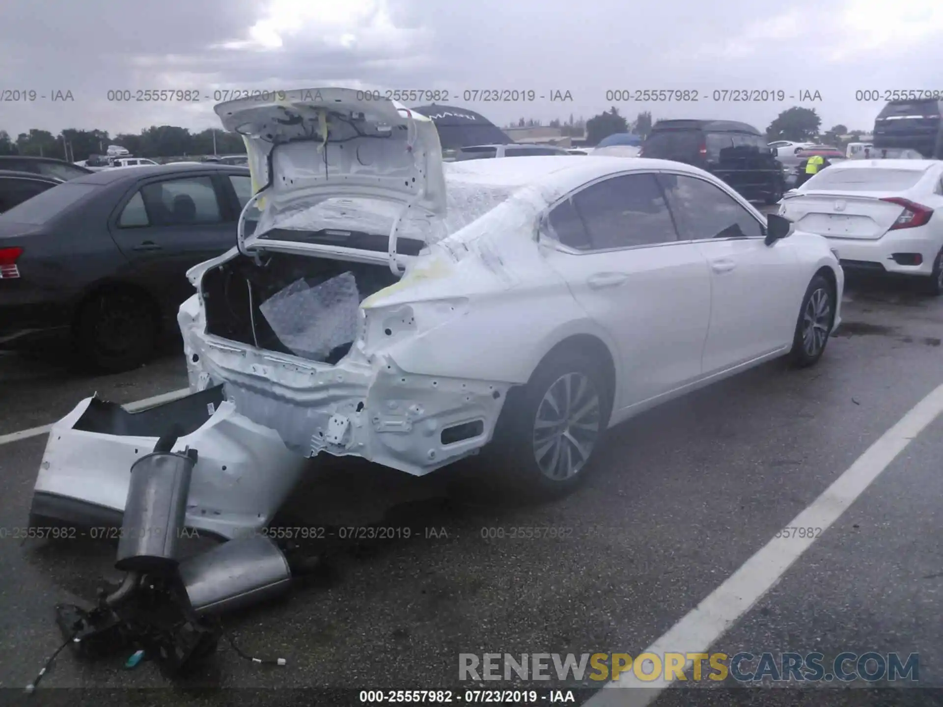 4 Photograph of a damaged car 58ABZ1B10KU040184 LEXUS ES 2019